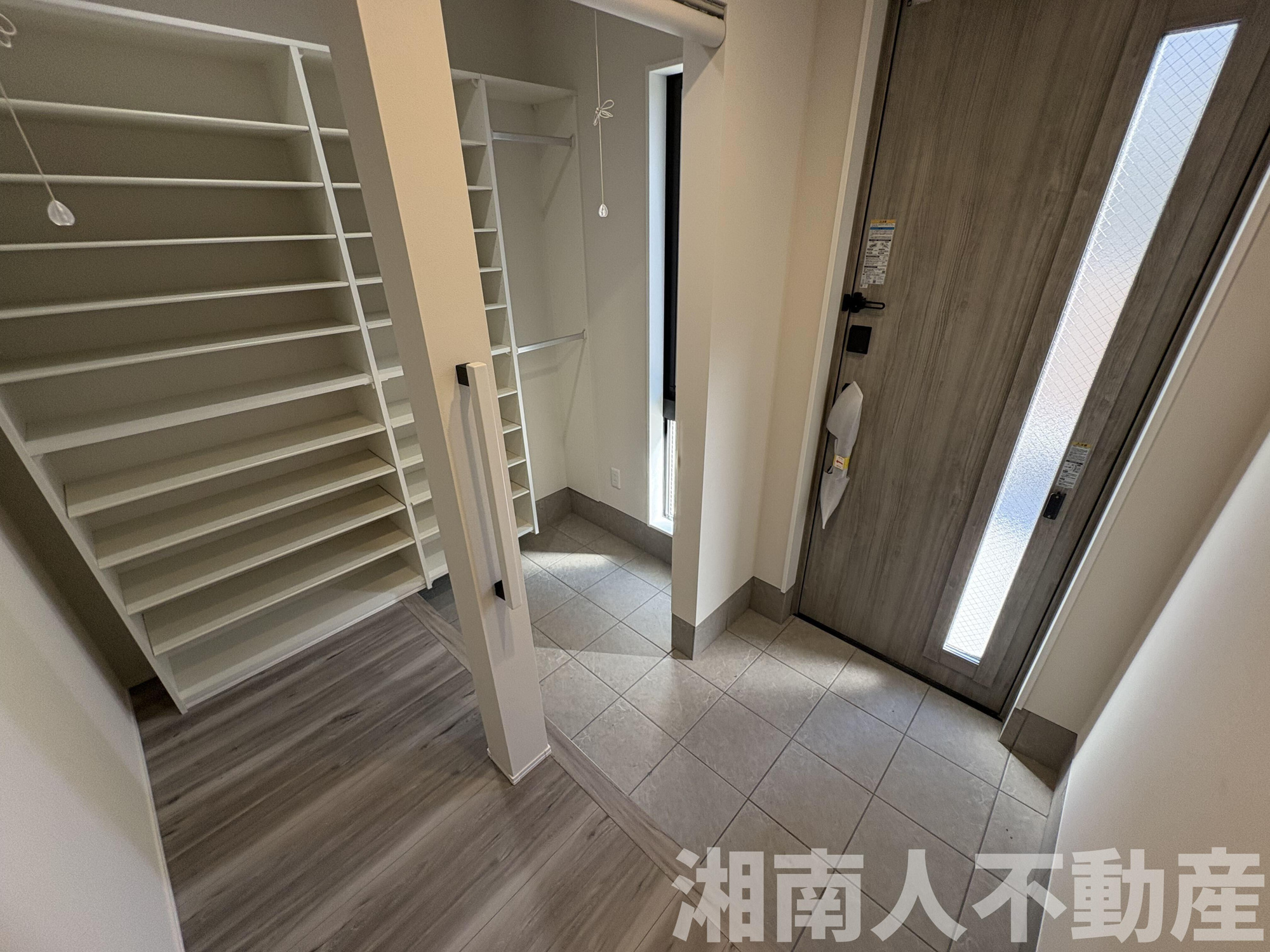 平塚市南原２丁目１１７－４新築戸建ての玄関|明るい玄関です