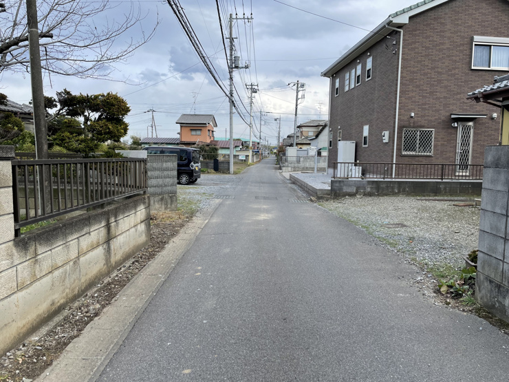 前面道路含む現地写真です