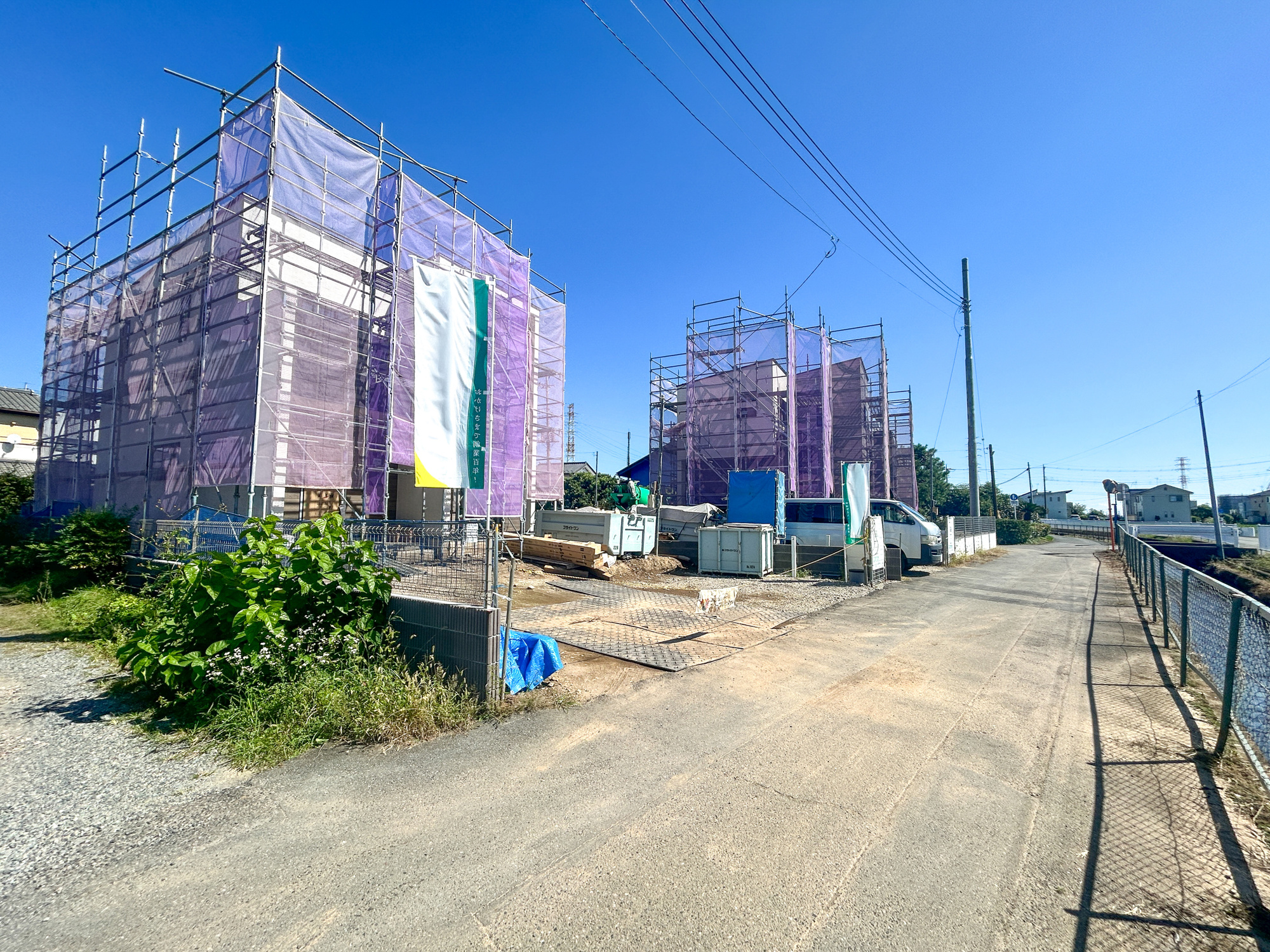 高崎市柴崎町第1期　新築住宅全3棟の前面道路含む現地写真|低層の一戸建てを中心とした街並みが整然と続き、周辺は高い建物が建っていないので、採光や開放性に恵まれ、空が広く緑の多い閑静な趣を感じる環境です。

