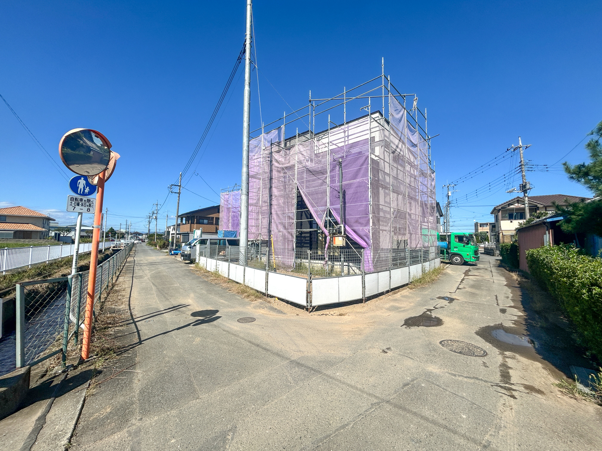 高崎市柴崎町第1期　新築住宅全3棟の前面道路含む現地写真|閑静な住宅地で子育て家族にピッタリ。毎日のお散歩も快適な緑に恵まれたエリアで、自然に包まれた穏やかな暮らしを実現するための、ゆとりある住環境が整っています。

