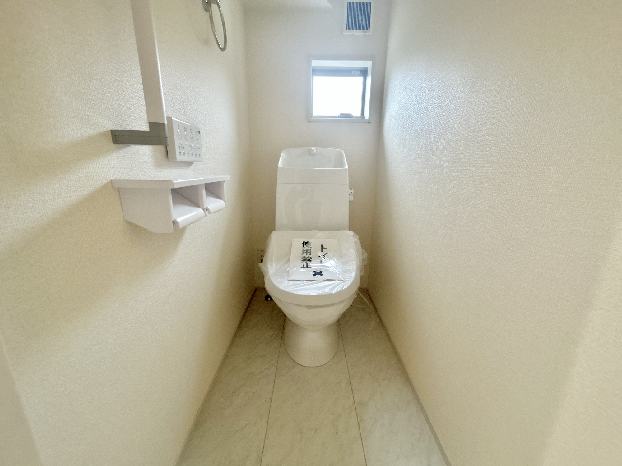 高崎市中豊岡町第5　新築住宅全4棟のトイレ|節水型でエコなトイレには、今では当たり前の洗浄付き。便座を温める機能もついていて、居心地良くてトイレから出られなくなるかも！換気用に換気扇はもちろん、窓も着いているので常に快適ですね♪