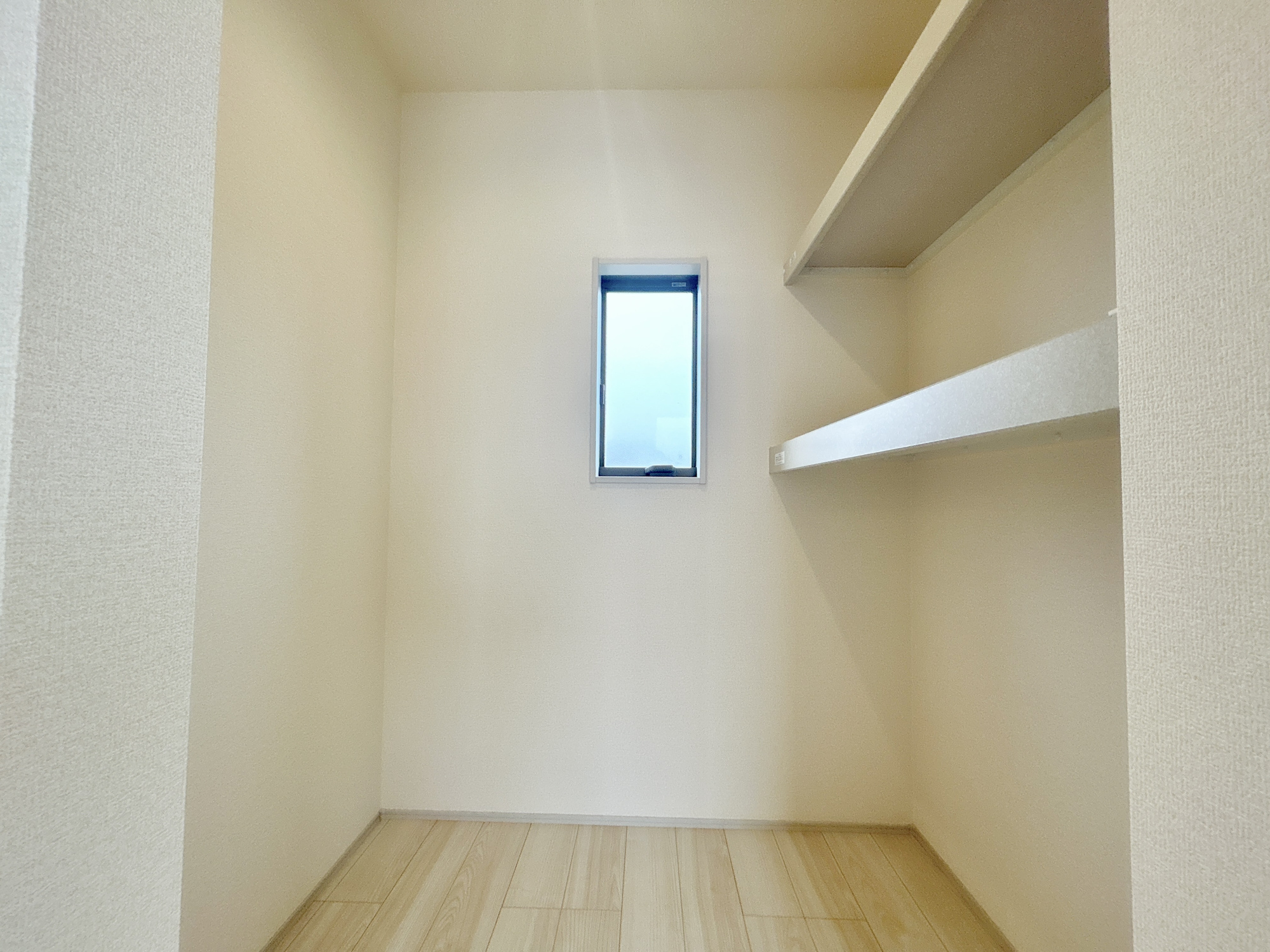 高崎市中豊岡町第5　新築住宅全4棟の収納|たくさんのお洋服が入る、ウォークインクローゼット。
お洋服以外にも掃除機やスーツケースなどを一箇所に集約できるのが魅力です♪
収納ケースを置かなくていいのでお部屋の見た目にもスッキリ！