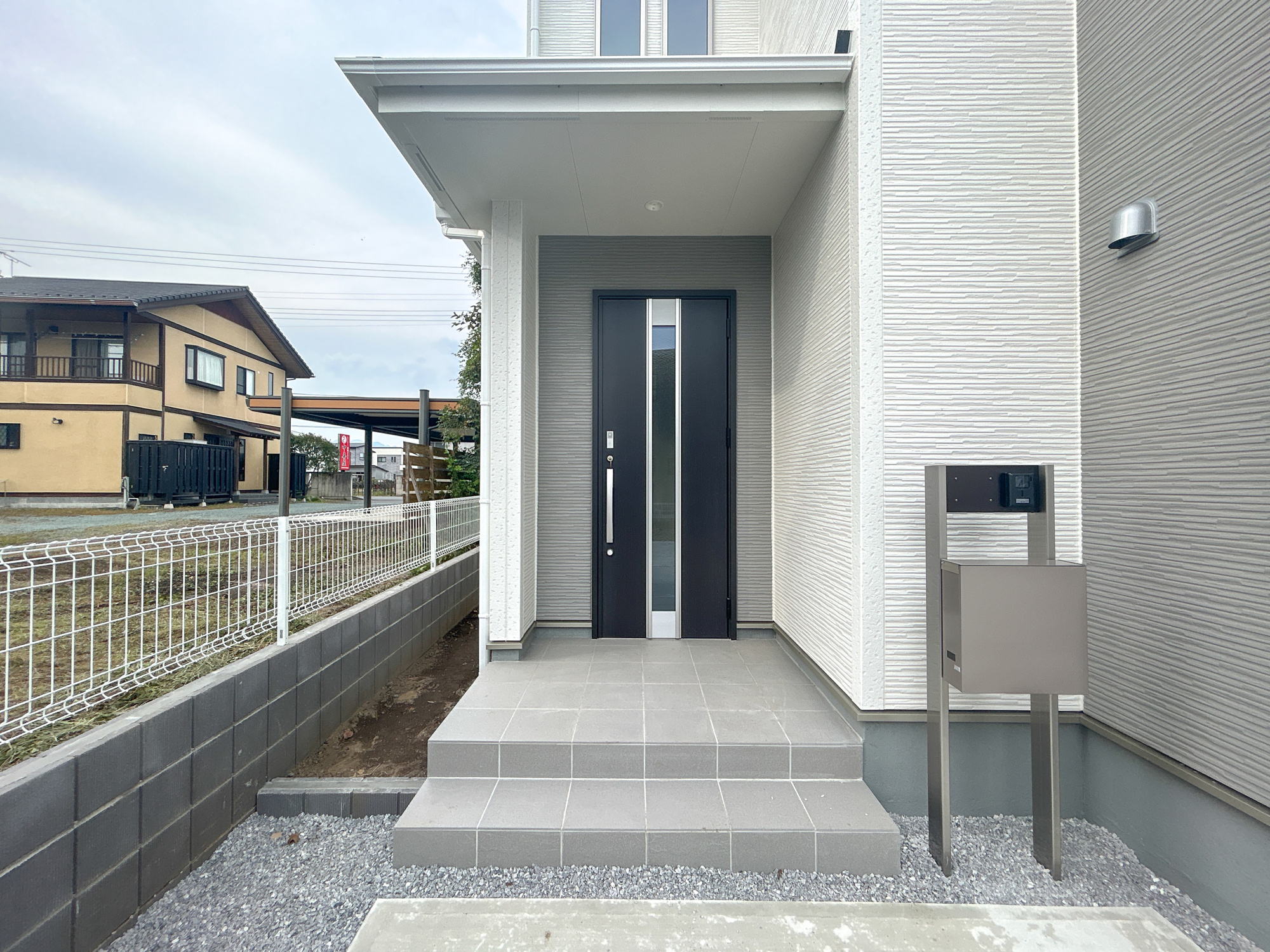 高崎市中豊岡町第5　新築住宅全4棟の玄関|明るく優しいイメージの玄関アプローチ。玄関上は屋根があるので雨の心配いらず♪