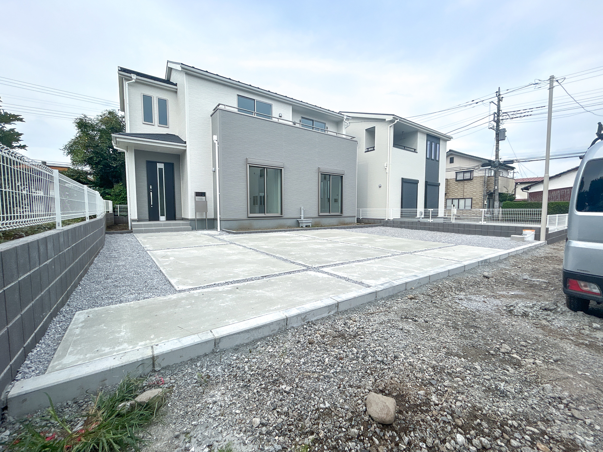 高崎市中豊岡町第5　新築住宅全4棟の駐車場|充分な駐車スペースはアレンジが出来る程のスペースがあります。お庭として利用も良しです♪