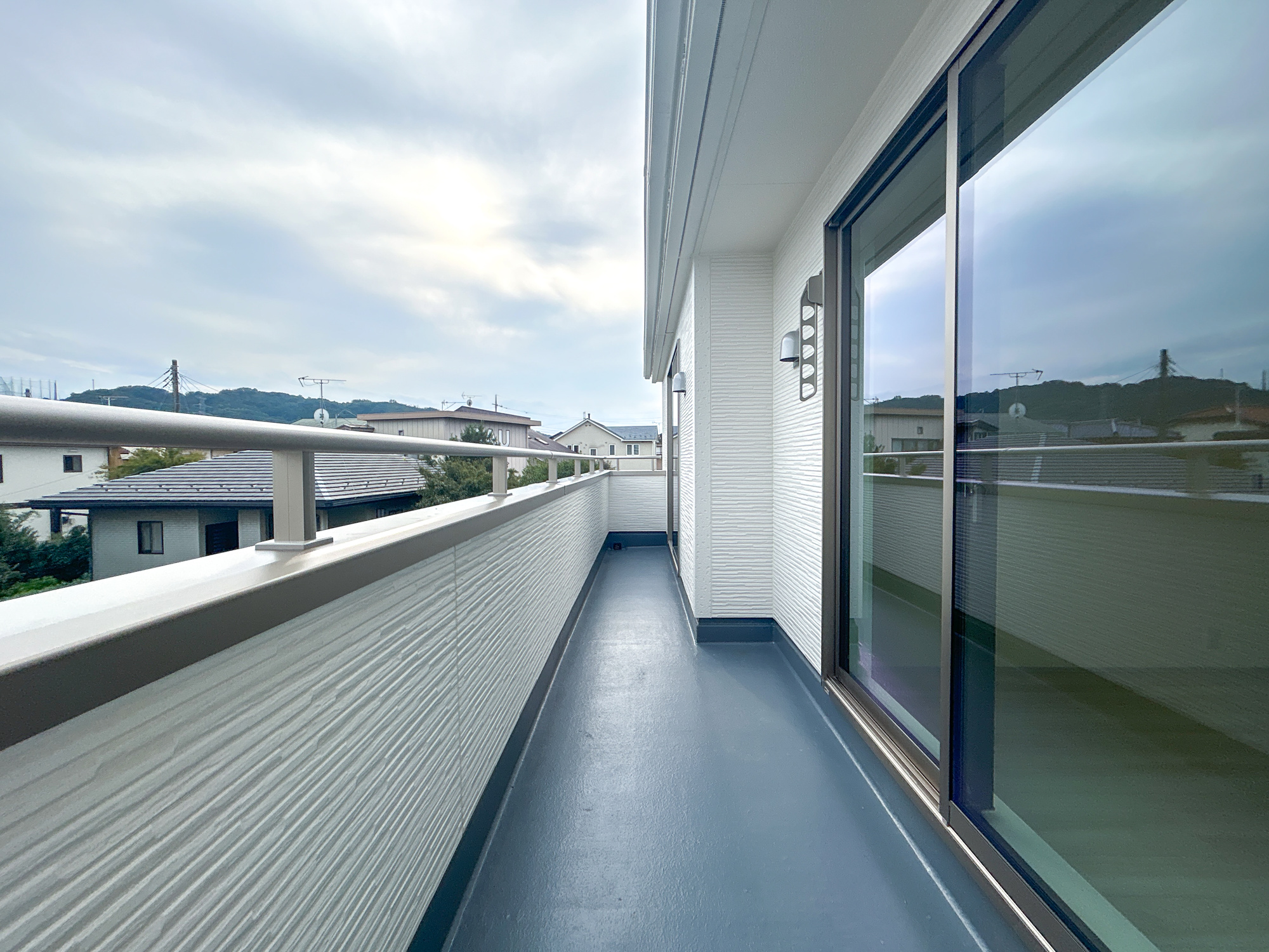 高崎市中豊岡町第5　新築住宅全4棟のバルコニー|開放的なバルコニーは見晴らしもよく、太陽の温かな温もりをめいっぱい受け止めてくれます。太陽の光と爽やかな風を受けたお洗濯物はあっという間に乾き、取りこむ時には太陽の匂いを感じられそうですね。