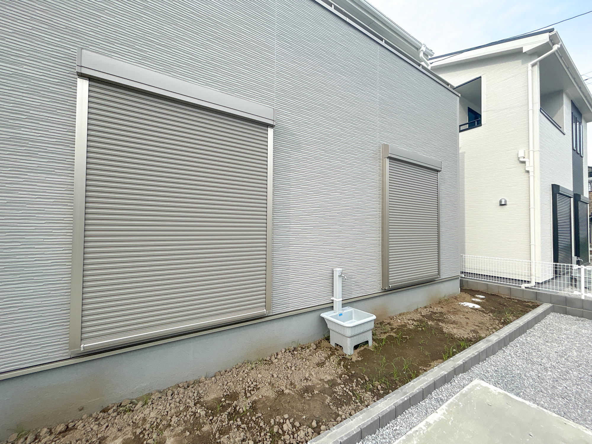 高崎市中豊岡町第5　新築住宅全4棟の防犯設備|防風、防犯、防音、断熱と様々な効果を発揮するシャッター付きです♪