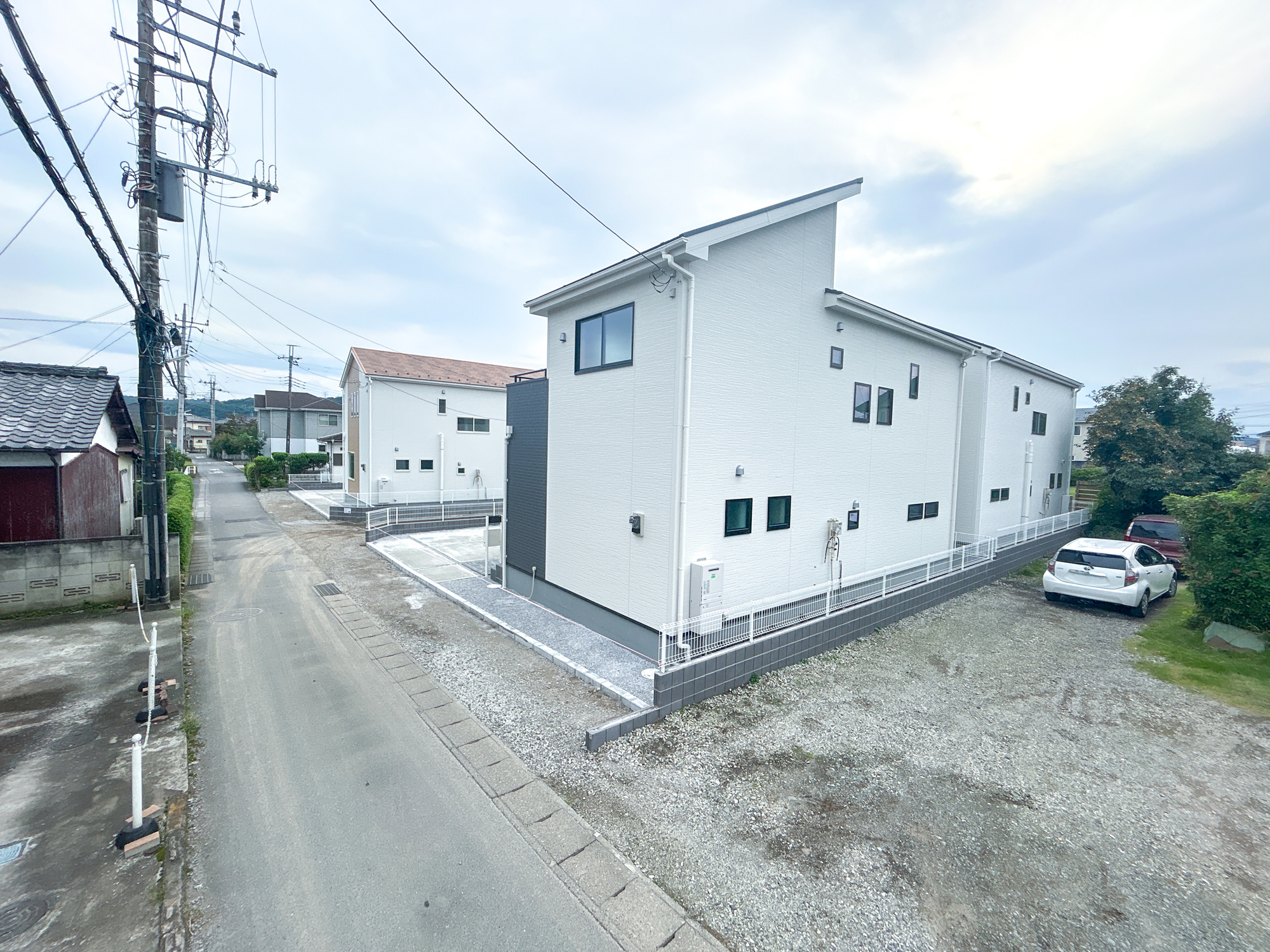 高崎市中豊岡町第5　新築住宅全4棟の前面道路含む現地写真|閑静な住宅地で子育て家族にピッタリ。毎日のお散歩も快適な緑に恵まれたエリアで、自然に包まれた穏やかな暮らしを実現するための、ゆとりある住環境が整っています。

