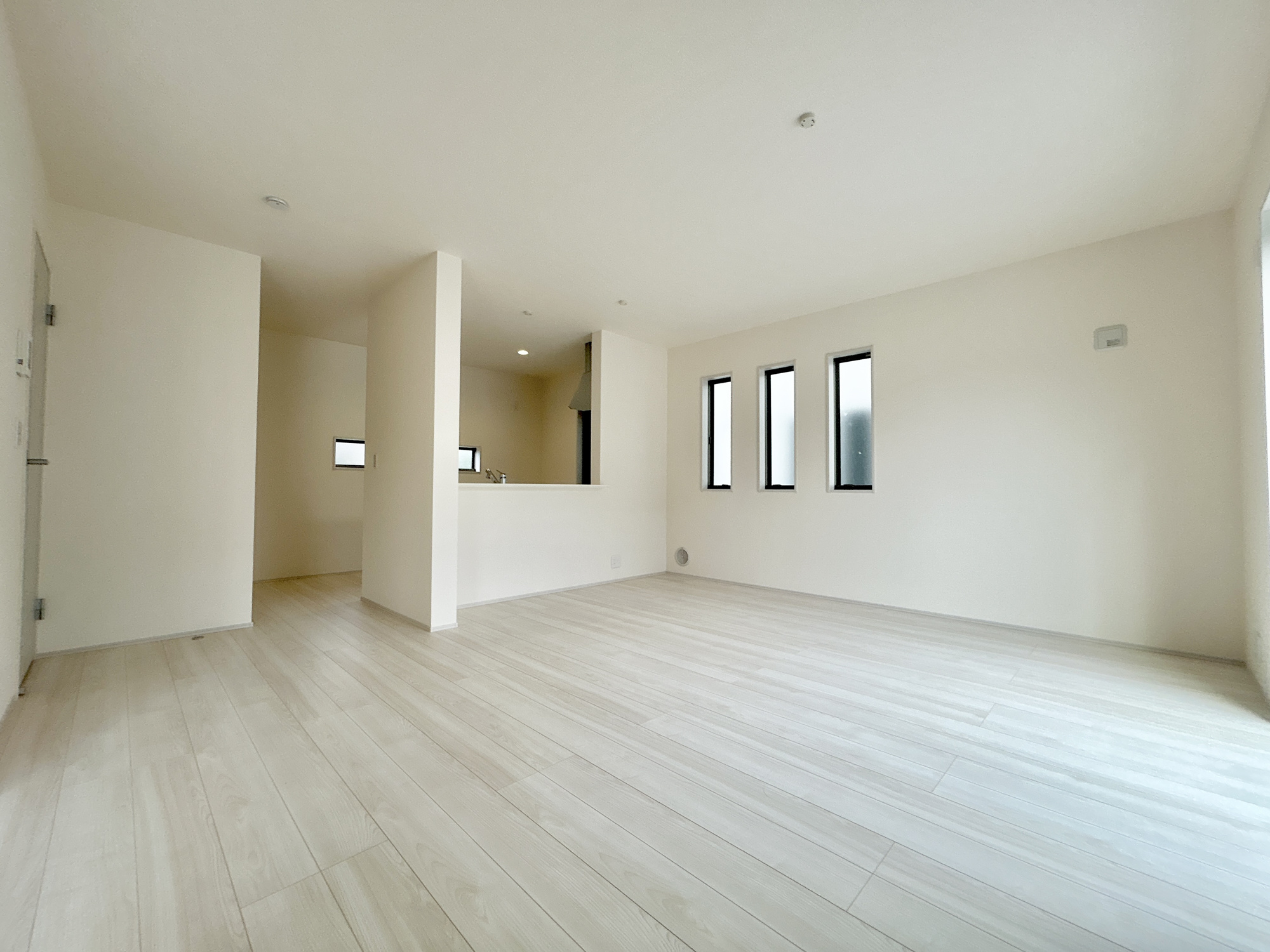 高崎市中豊岡町第5　新築住宅全4棟の居間・リビング|大きく開いた窓からは、明るい陽射しが射し込みます。
爽やかな風が吹き抜ける心地良いリビングには、自然と家族が集まります。

