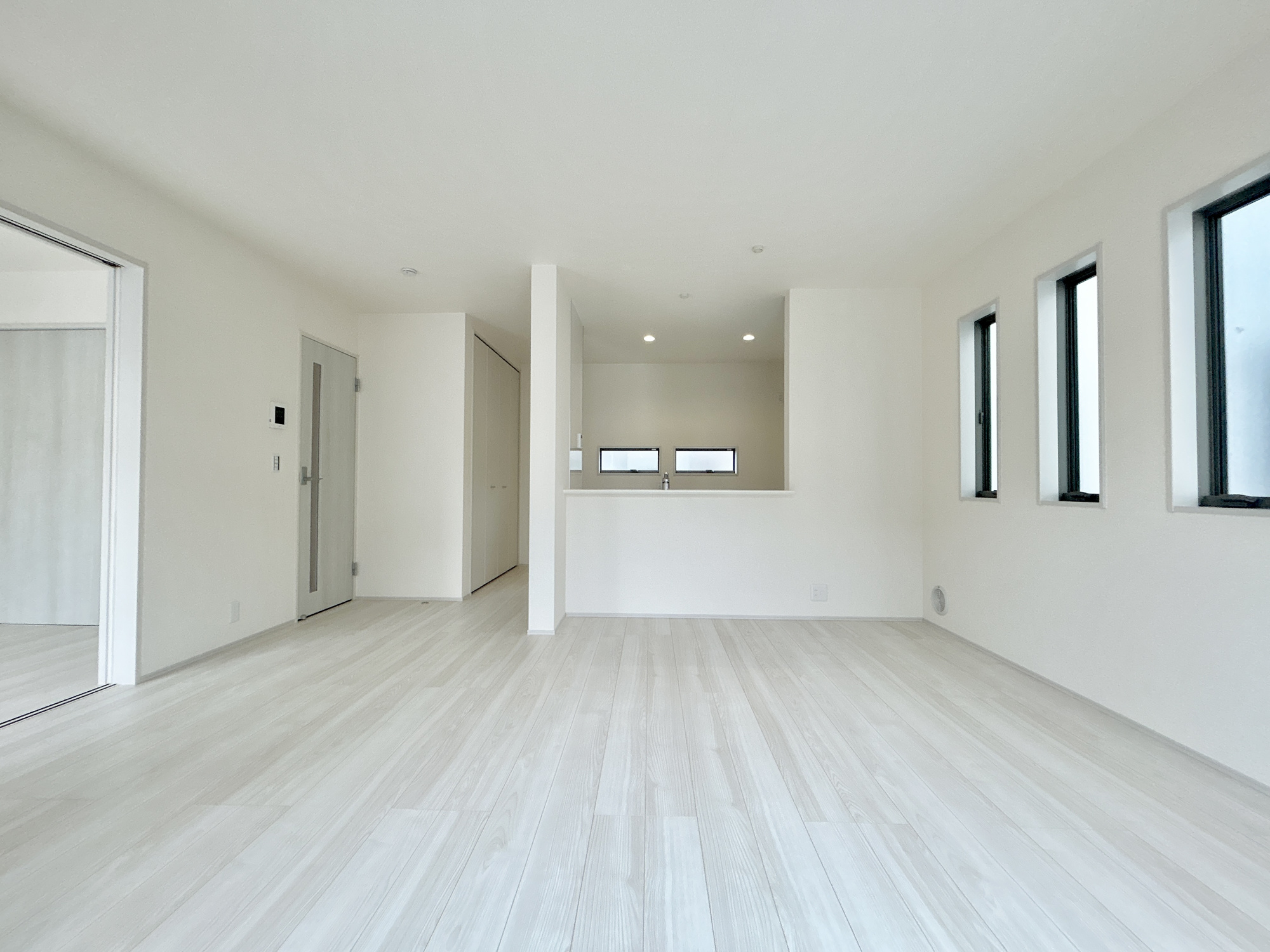 高崎市中豊岡町第5　新築住宅全4棟の居間・リビング|室内にいても、たっぷりの陽光と爽やかな風を感じて頂ける、開放感あふれるリビングです。
ご家族と穏やかに過ごす、心地の良い時間が流れます。