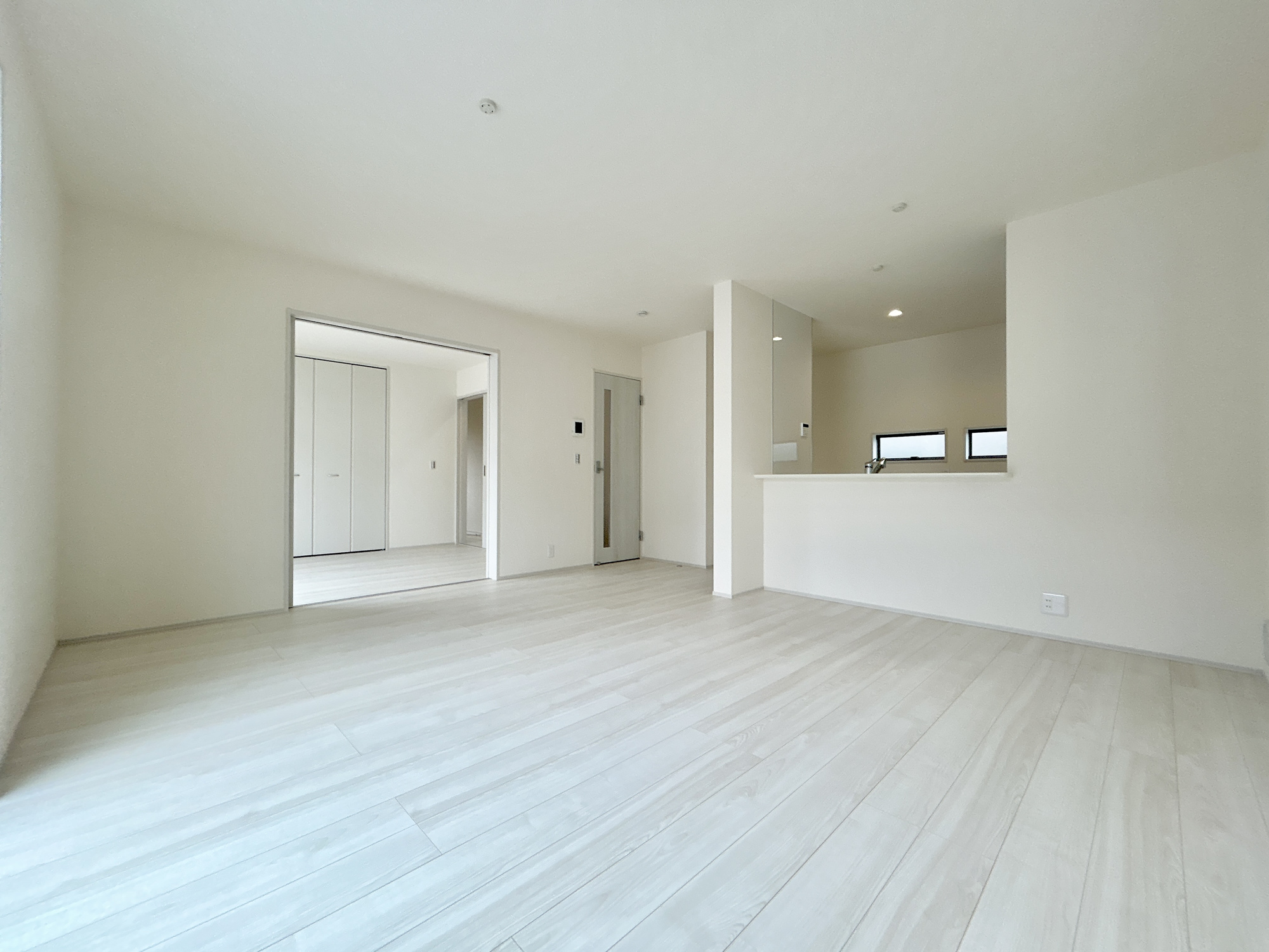 高崎市中豊岡町第5　新築住宅全4棟の居間・リビング|オープンな空間を生み出す、こだわりの広がりとゆとり。家族と過ごす時間を大切にしたい方にぴったりの明るくゆとりある住空間です。窓からの日差しがリビングの隅々までしっかりと届きます！ 