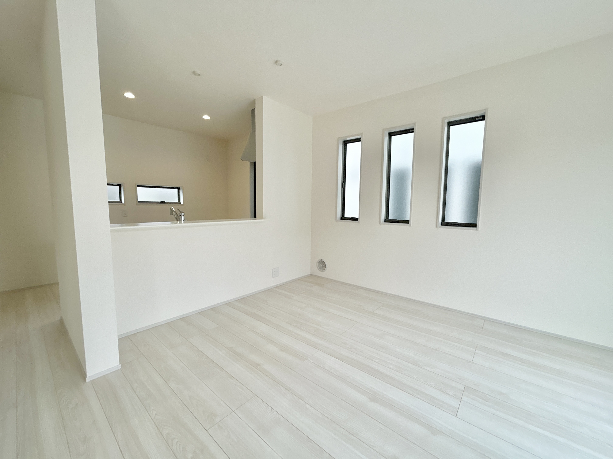 高崎市中豊岡町第5　新築住宅全4棟の居間・リビング|ここにはみんなが集い、食事と楽しい会話が始まる。話に夢中になりすぎて、ついつい時を忘れてしまう。そんな束の間の幸せを感じさせてくれる場所。
