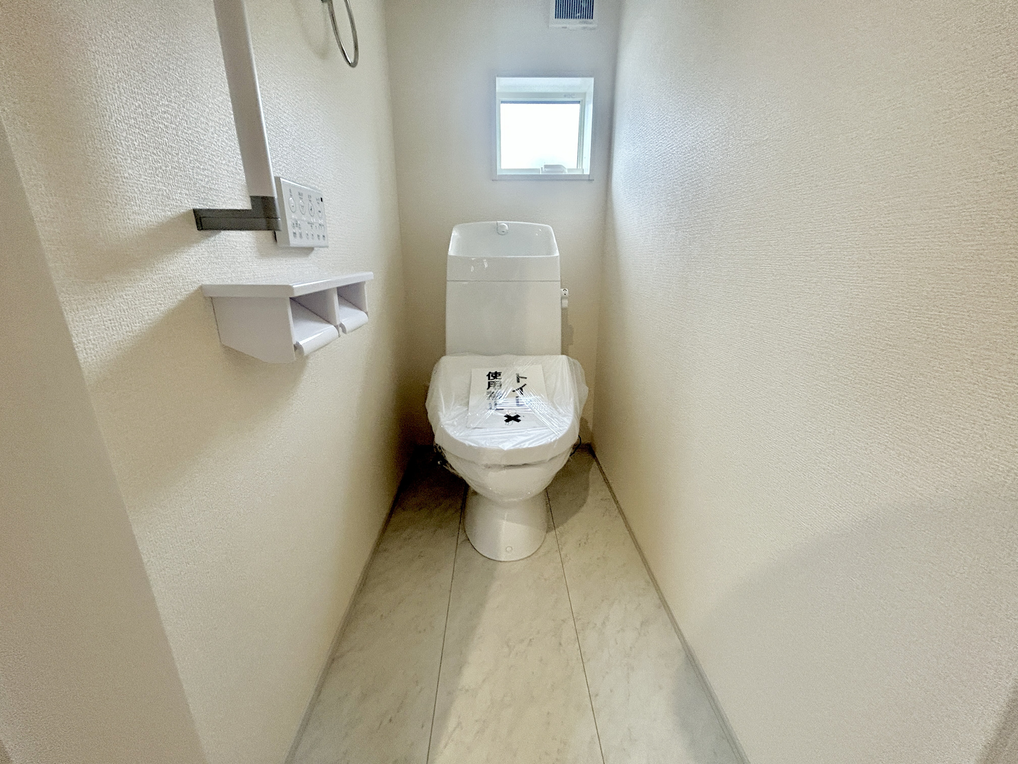 高崎市中豊岡町第5　新築住宅全4棟のトイレ|節水型でエコなトイレには、今では当たり前の洗浄付き。便座を温める機能もついていて、居心地良くてトイレから出られなくなるかも！換気用に換気扇はもちろん、窓も着いているので常に快適ですね♪