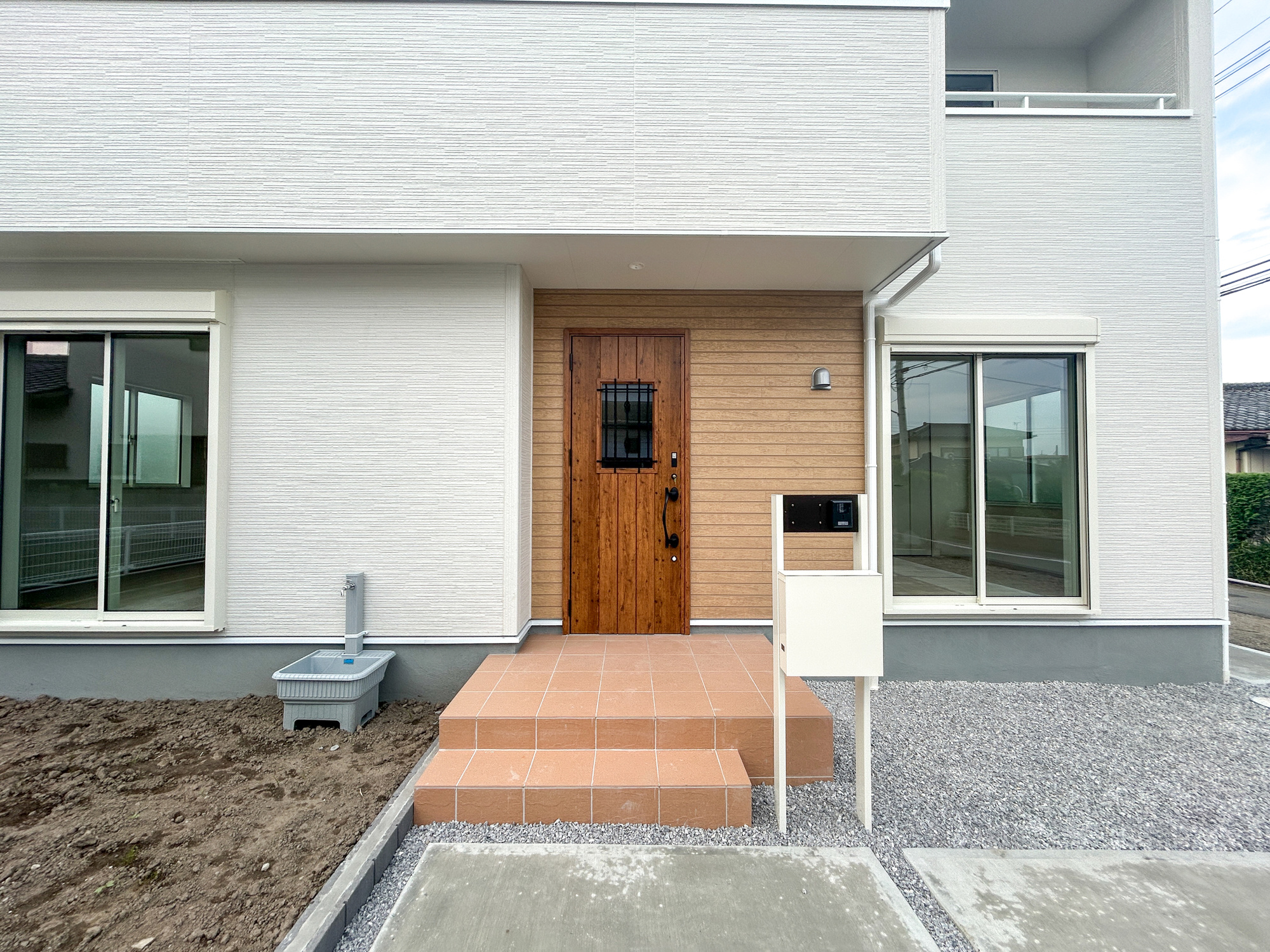 高崎市中豊岡町第5　新築住宅全4棟の玄関|明るく優しいイメージの玄関アプローチ。玄関上は屋根があるので雨の心配いらず♪