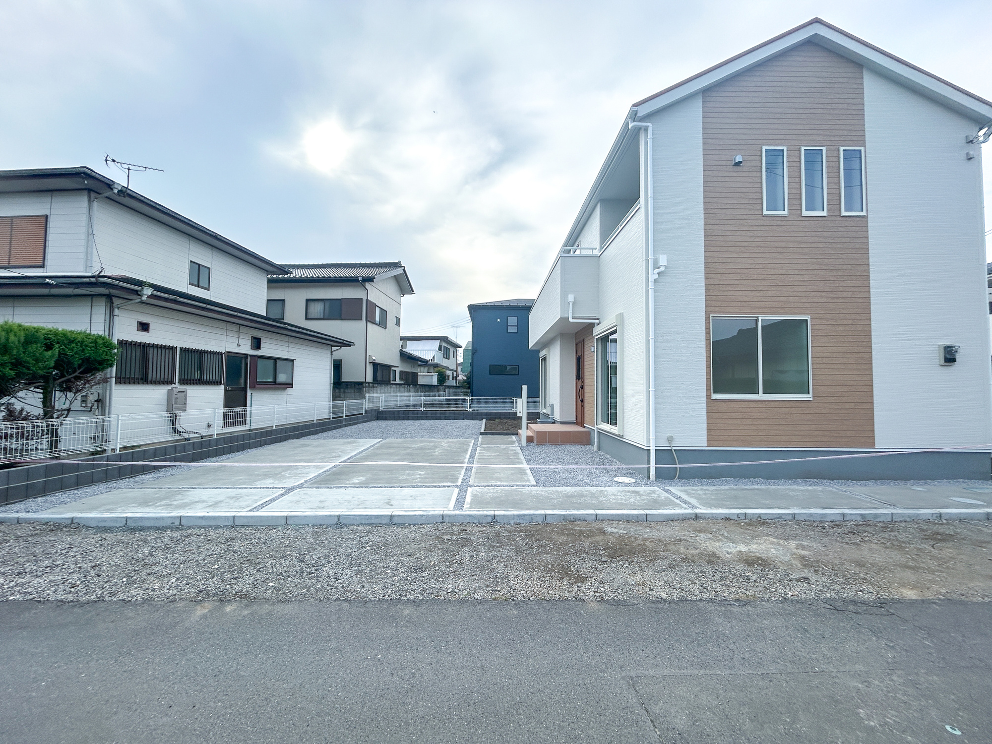 高崎市中豊岡町第5　新築住宅全4棟の駐車場|充分な駐車スペースはアレンジが出来る程のスペースがあります。お庭として利用も良しです♪