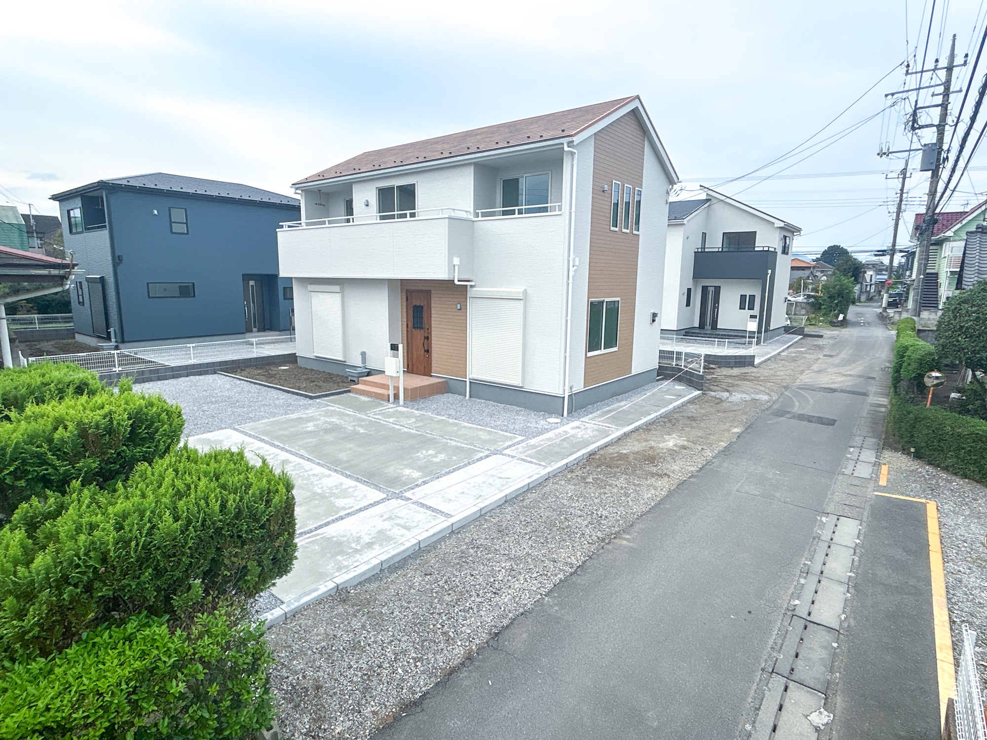 高崎市中豊岡町第5　新築住宅全4棟の前面道路含む現地写真|閑静な住宅地で子育て家族にピッタリ。毎日のお散歩も快適な緑に恵まれたエリアで、自然に包まれた穏やかな暮らしを実現するための、ゆとりある住環境が整っています。

