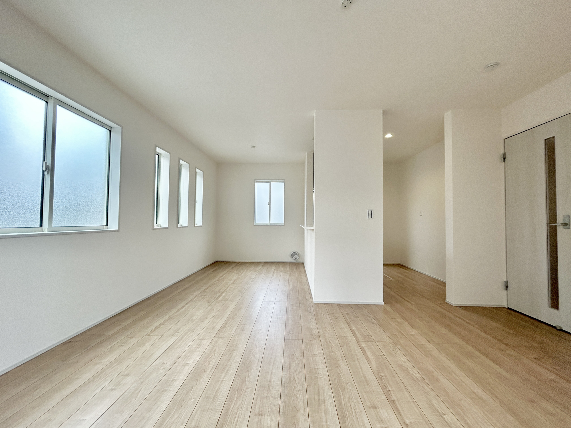 高崎市中豊岡町第5　新築住宅全4棟の居間・リビング|室内にいても、たっぷりの陽光と爽やかな風を感じて頂ける、開放感あふれるリビングです。
ご家族と穏やかに過ごす、心地の良い時間が流れます。