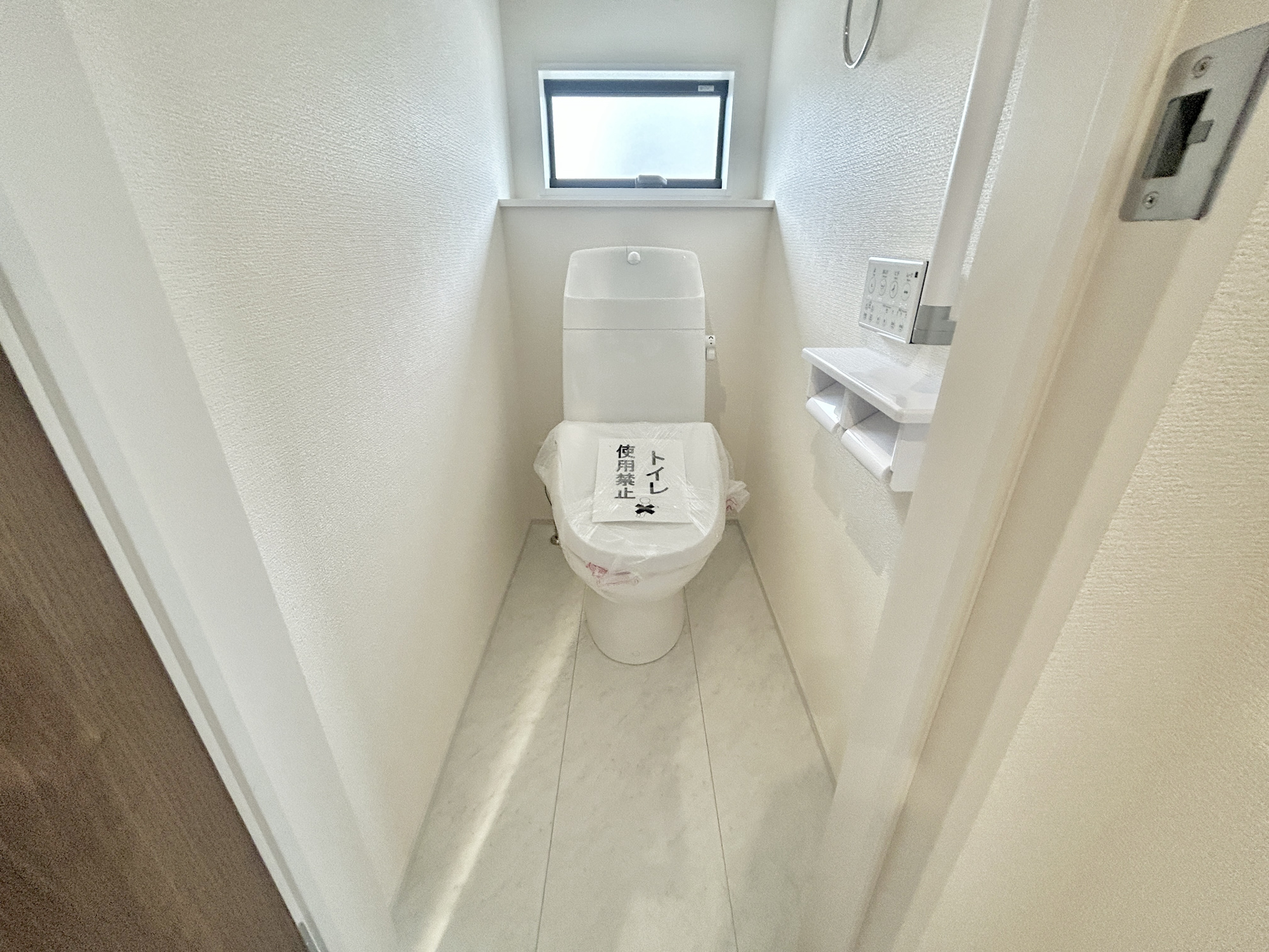 高崎市中豊岡町第5　新築住宅全4棟のトイレ|節水型でエコなトイレには、今では当たり前の洗浄付き。便座を温める機能もついていて、居心地良くてトイレから出られなくなるかも！換気用に換気扇はもちろん、窓も着いているので常に快適ですね♪