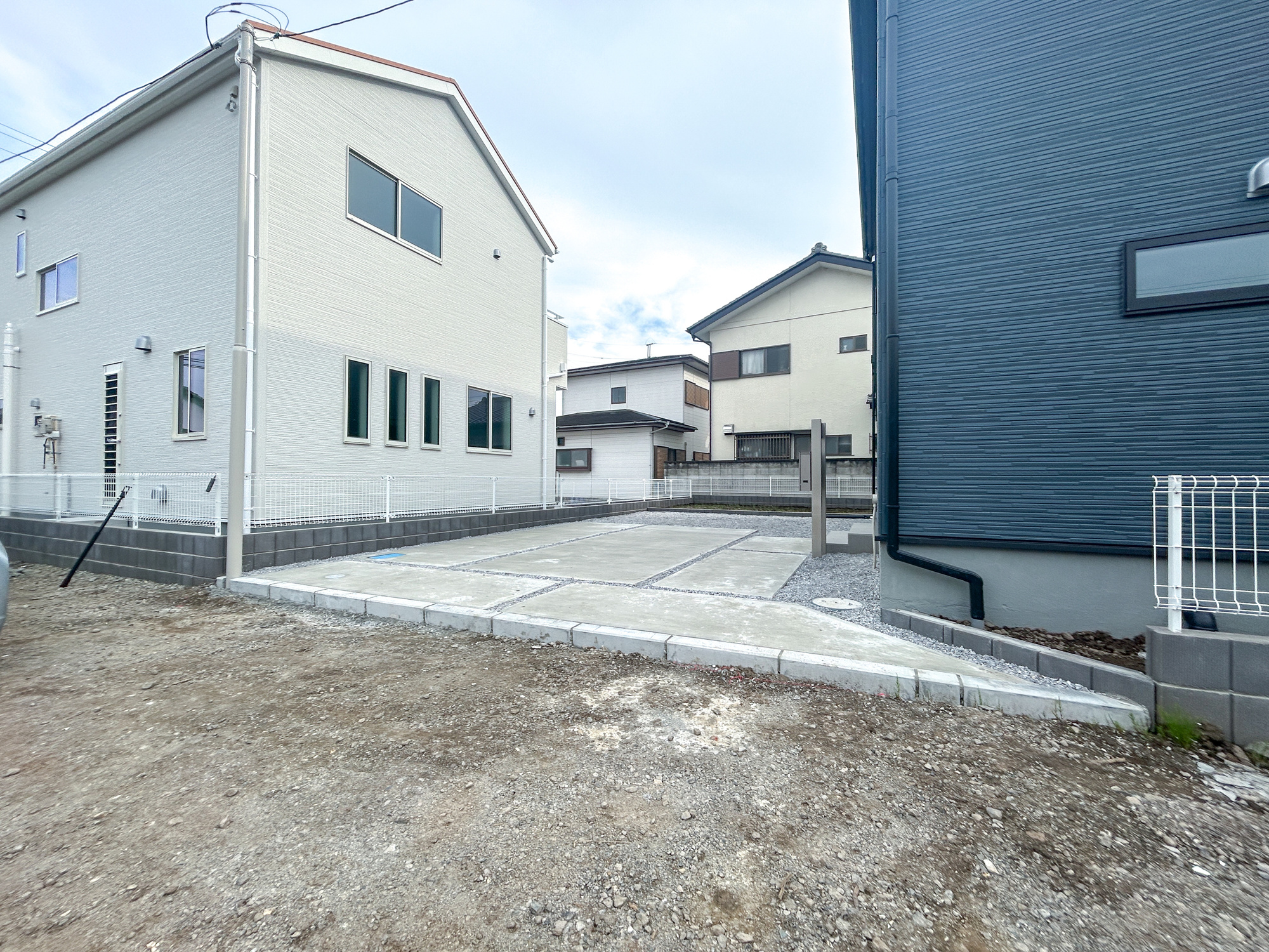 高崎市中豊岡町第5　新築住宅全4棟の駐車場|車庫土間施工済み、駐車2台可能です(^^♪