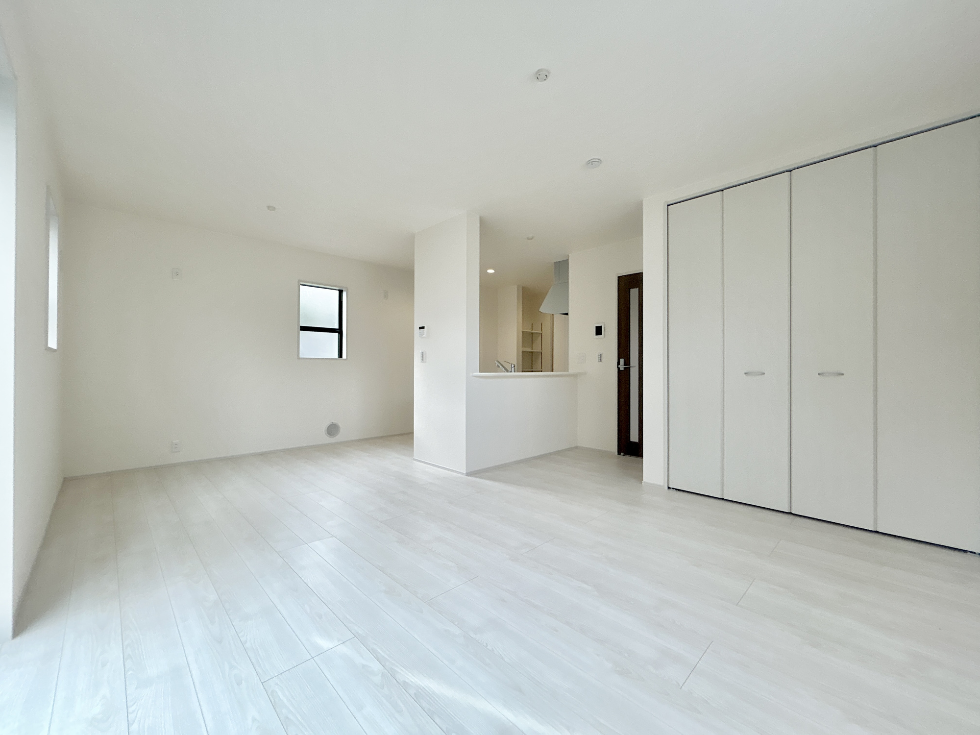 高崎市中豊岡町第5　新築住宅全4棟の居間・リビング|大きく開いた窓からは、明るい陽射しが射し込みます。
爽やかな風が吹き抜ける心地良いリビングには、自然と家族が集まります。
