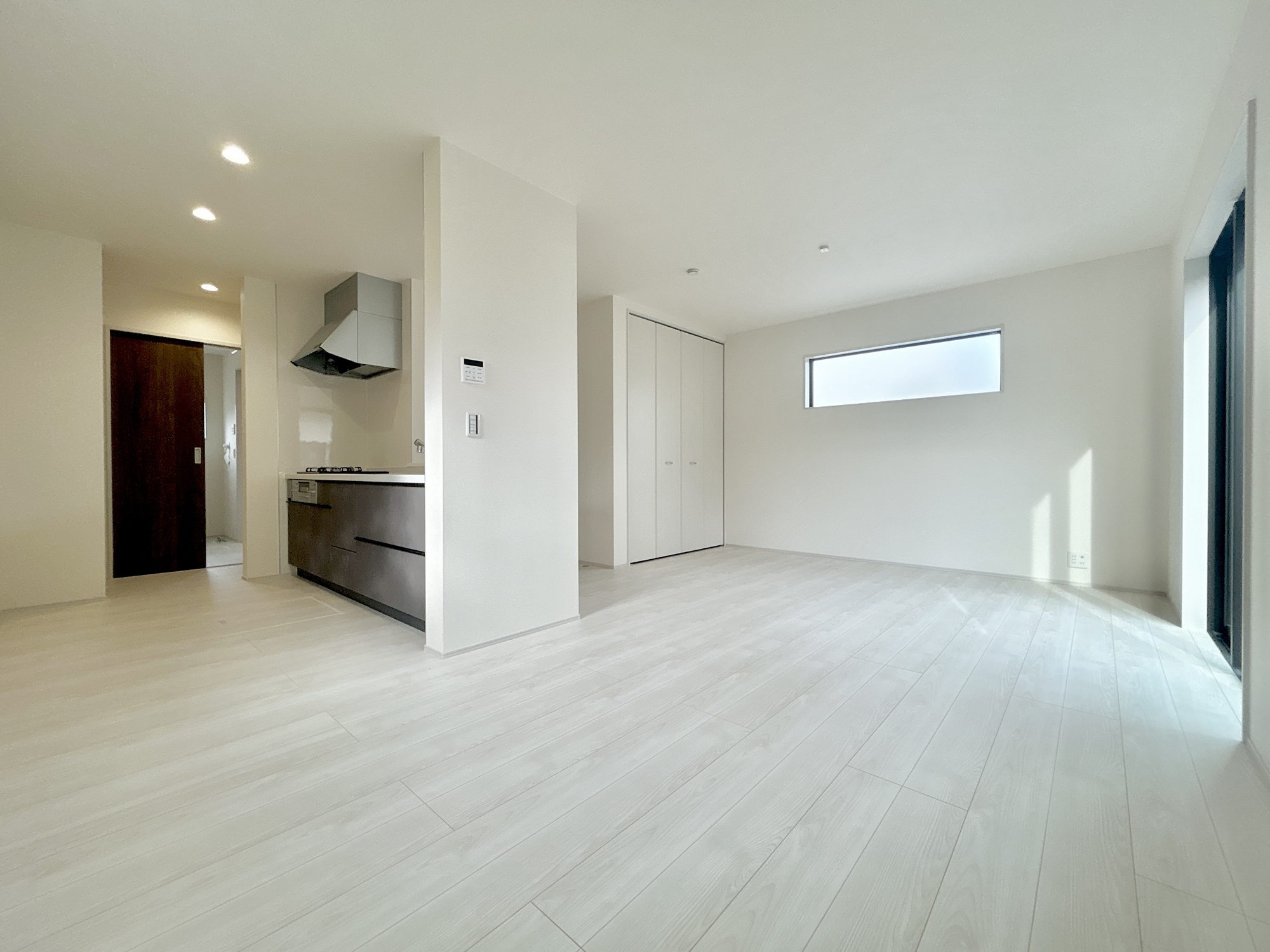 高崎市中豊岡町第5　新築住宅全4棟の居間・リビング|室内にいても、たっぷりの陽光と爽やかな風を感じて頂ける、開放感あふれるリビングです。
ご家族と穏やかに過ごす、心地の良い時間が流れます。