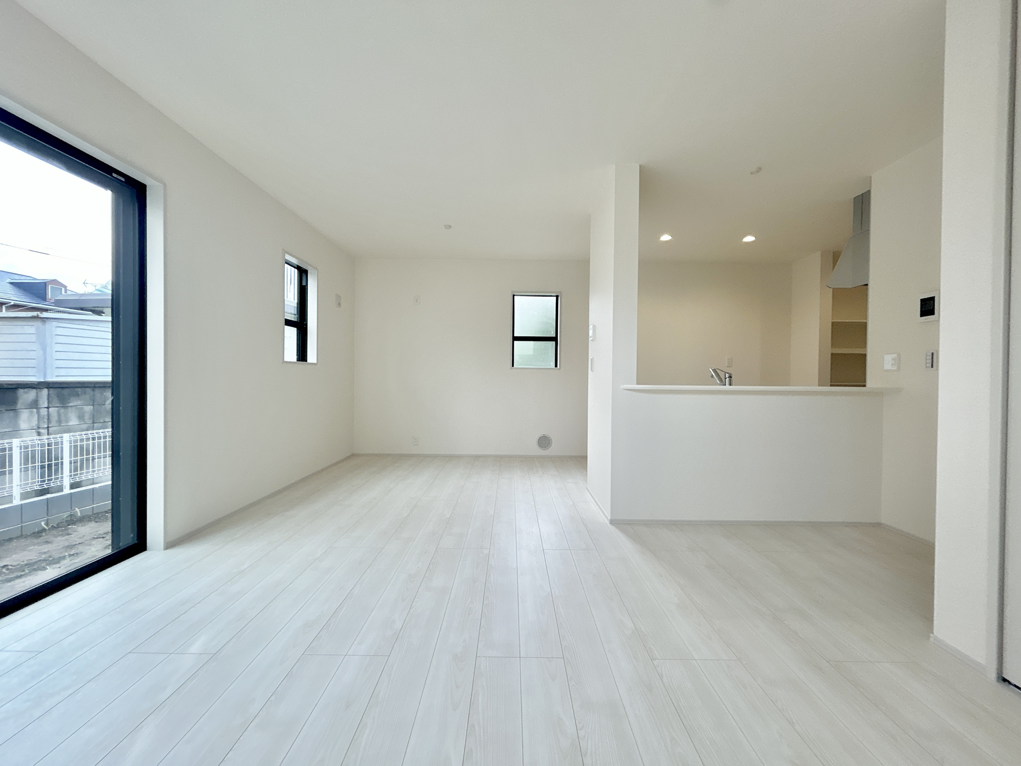 高崎市中豊岡町第5　新築住宅全4棟の居間・リビング|オープンな空間を生み出す、こだわりの広がりとゆとり。家族と過ごす時間を大切にしたい方にぴったりの明るくゆとりある住空間です。窓からの日差しがリビングの隅々までしっかりと届きます！ 