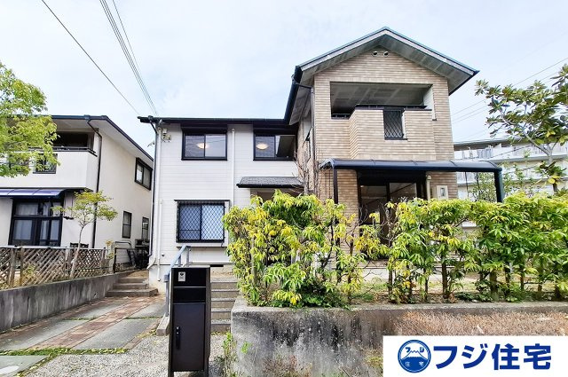 富田林市小金台の外観|外観：角地に建つリフォーム済み4LDK一戸建て。