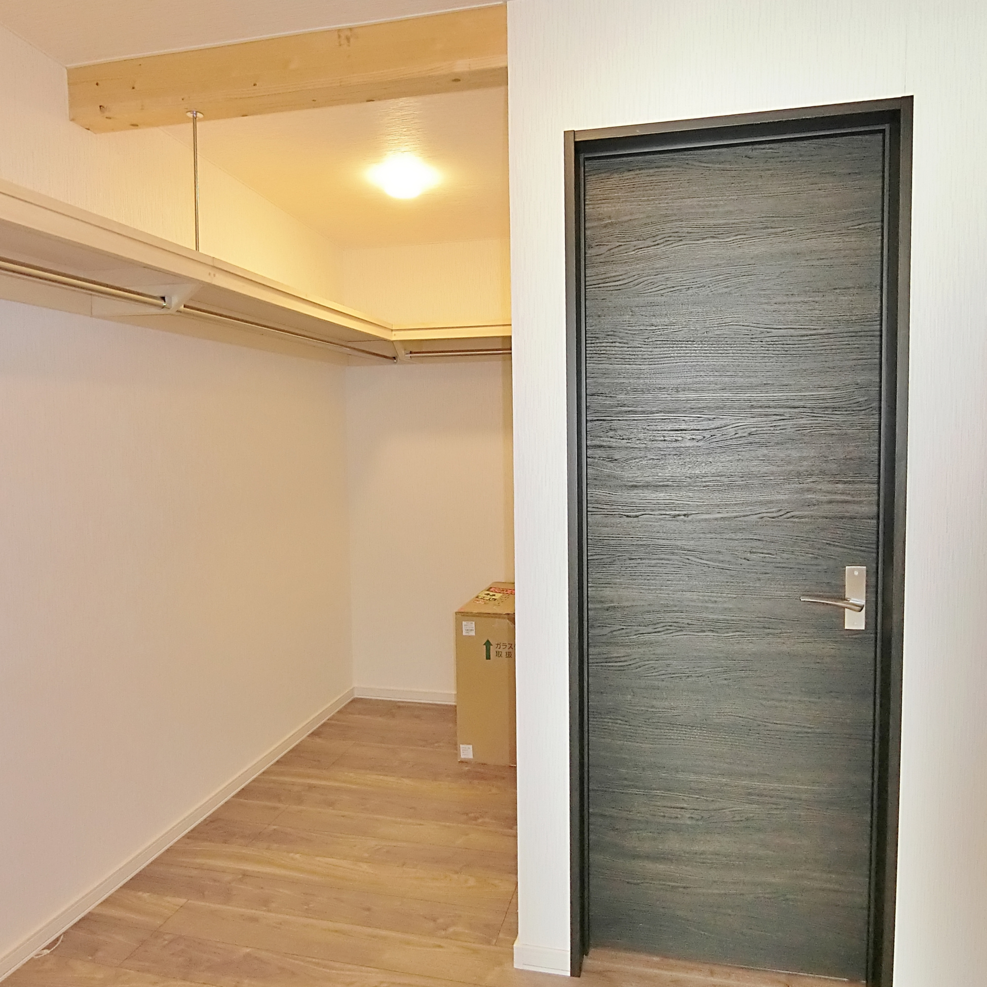室蘭市八丁平5丁目7-12　中古住宅の玄関