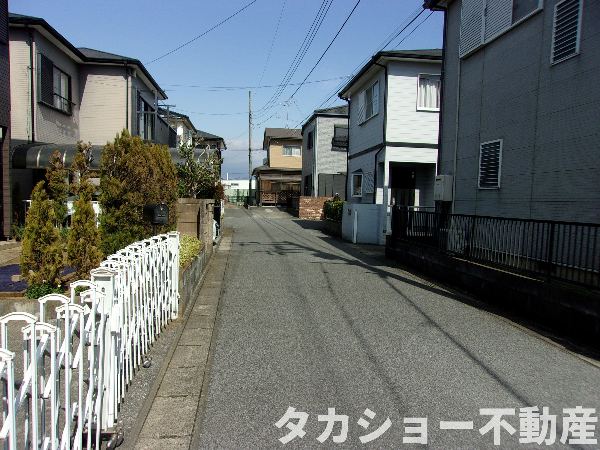 市原市古市場　中古戸建の前面道路含む現地写真