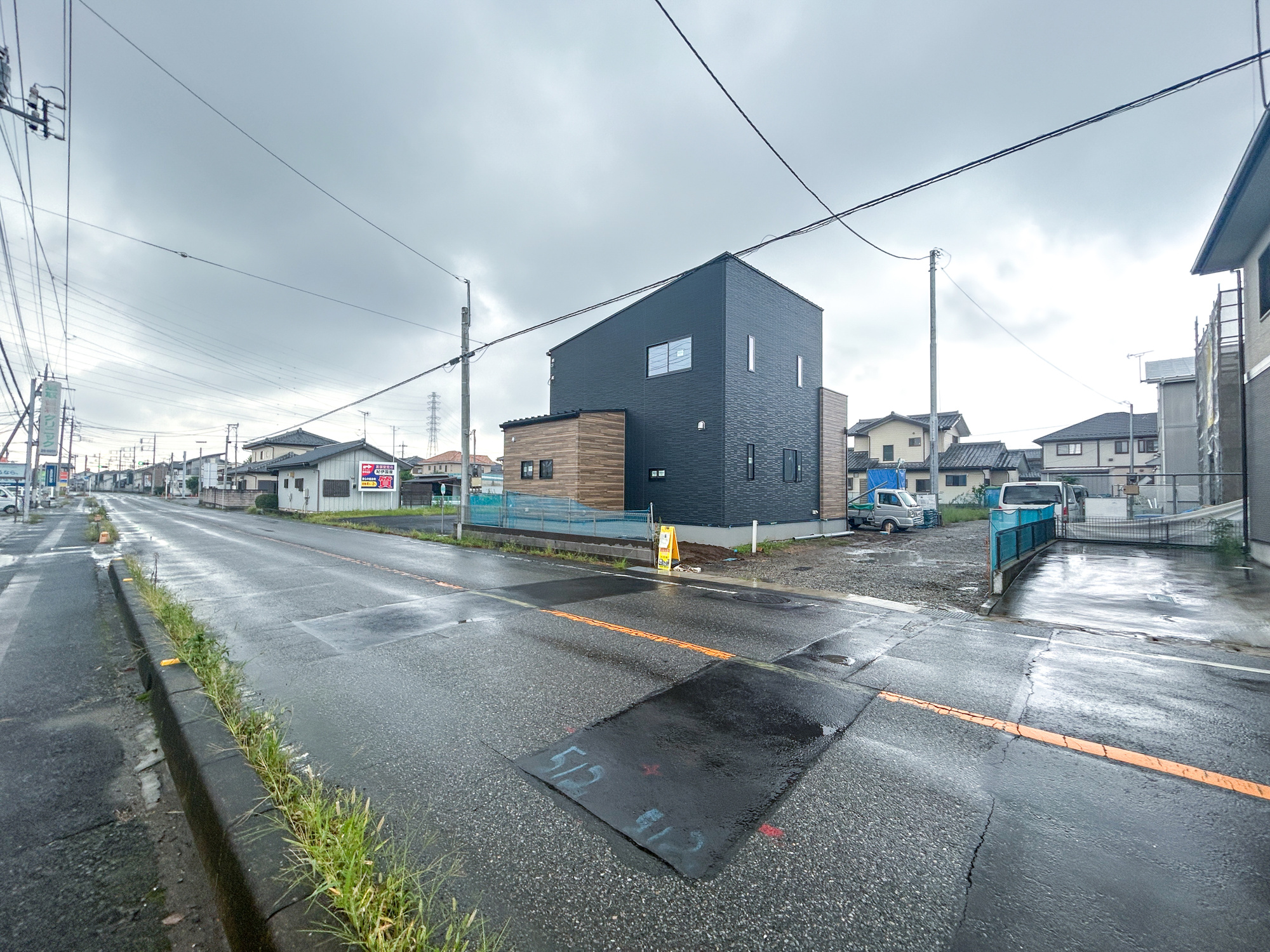 伊勢崎市連取元町第4期　新築住宅全3棟の前面道路含む現地写真|閑静な住宅地で子育て家族にピッタリ。毎日のお散歩も快適な緑に恵まれたエリアで、自然に包まれた穏やかな暮らしを実現するための、ゆとりある住環境が整っています。

