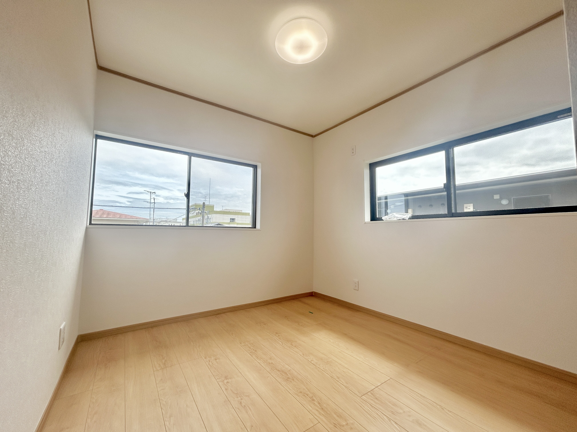 玉村町上新田　中古住宅の洋室|広々とした居住空間は日々の暮らしを彩り、心のやすらぎと満足感を与えてくれます。通風と採光を考慮した設計は子供たちはのびのび育ち、家族でくつろぎと団らんを生み出します。
