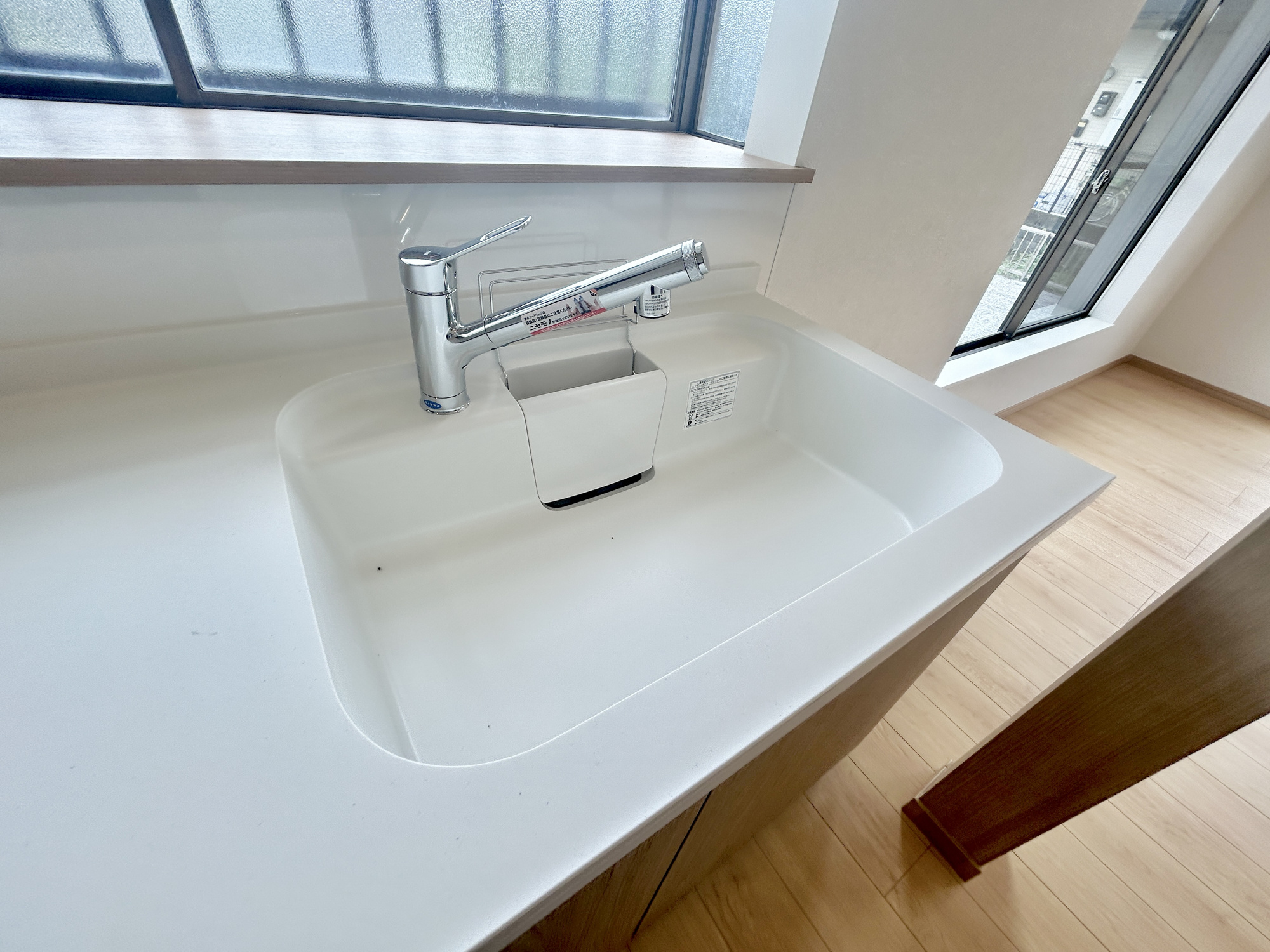 玉村町上新田　中古住宅の設備|浄水機能付シャワー水栓は、浄水器ごと蛇口が引き出せるから、ポットやお鍋などに浄水を注ぐときやシンクを洗う時に便利です♪