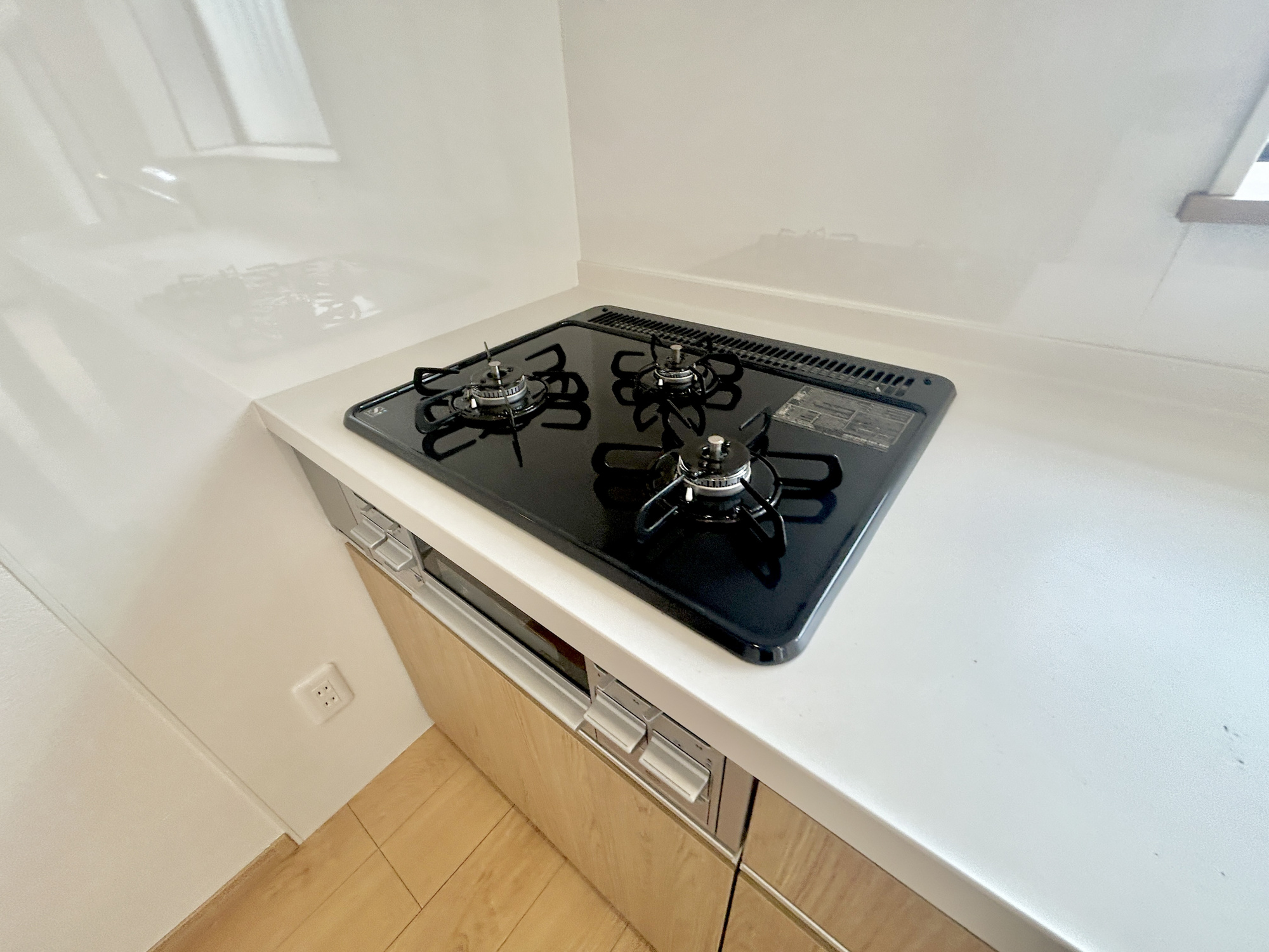 玉村町上新田　中古住宅のキッチン|3口のコンロで左右のコンロで調理中に煮物の温め直しが出来る、湯沸かしや炊飯などがしやすいなどとても便利です♪
