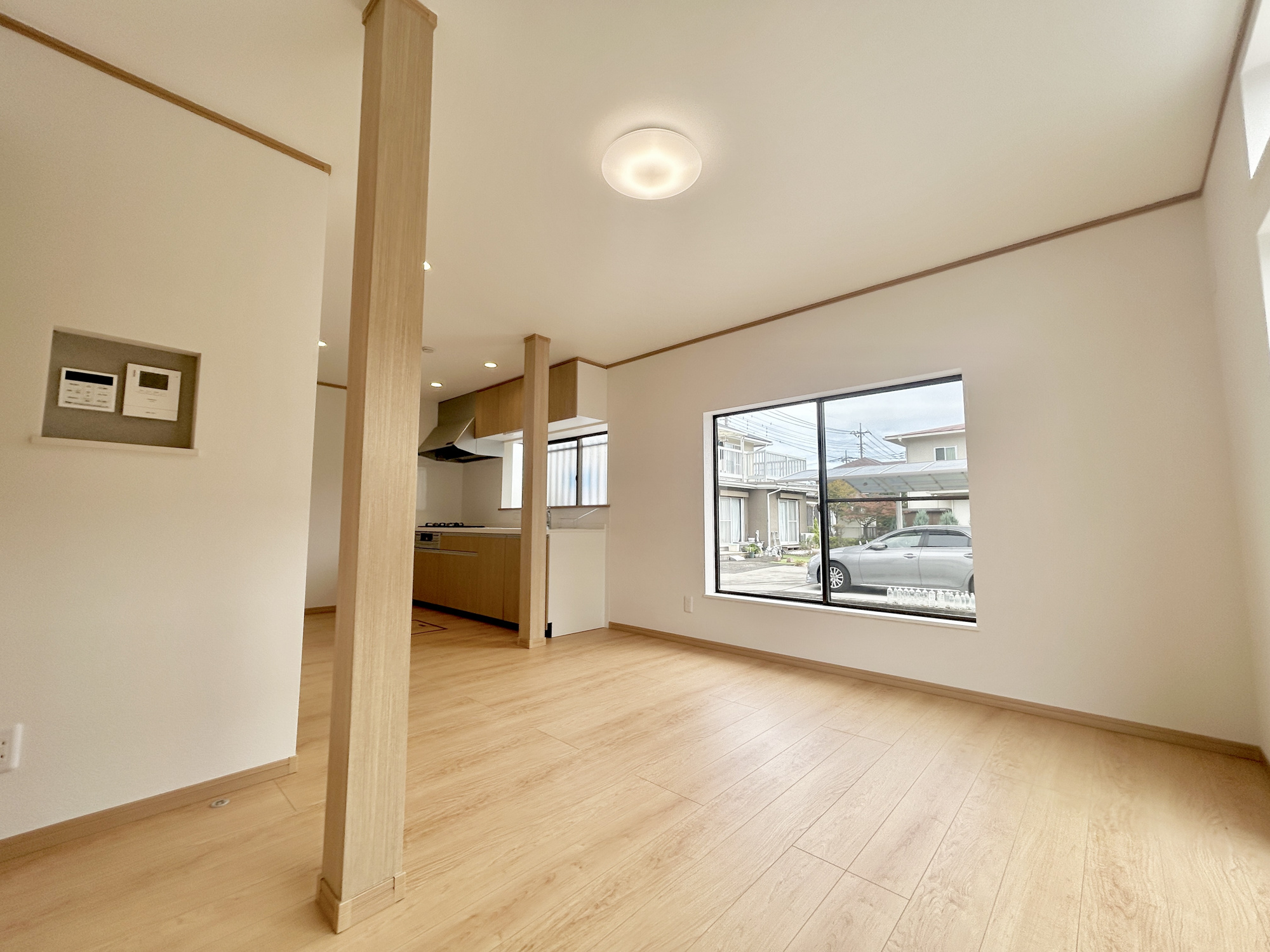 玉村町上新田　中古住宅の居間・リビング|オープンな空間を生み出す、こだわりの広がりとゆとり。家族と過ごす時間を大切にしたい方にぴったりの明るくゆとりある住空間です。南側の窓からの日差しがリビングの隅々までしっかりと届きます！ 
