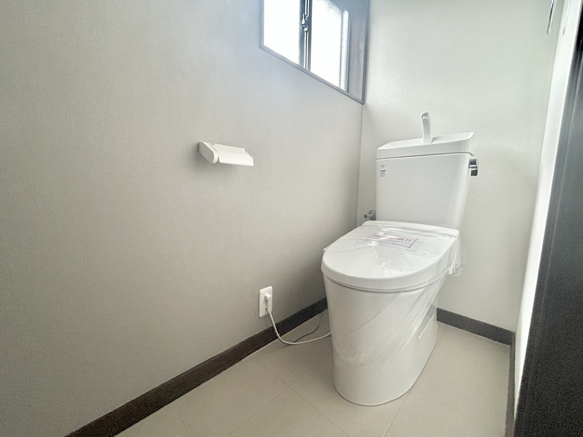 玉村町福島3期　中古住宅のトイレ|節水型でエコなトイレには、今では当たり前の洗浄付き。便座を温める機能もついていて、居心地良くてトイレから出られなくなるかも！換気用に換気扇はもちろん、窓も着いているので常に快適ですね♪