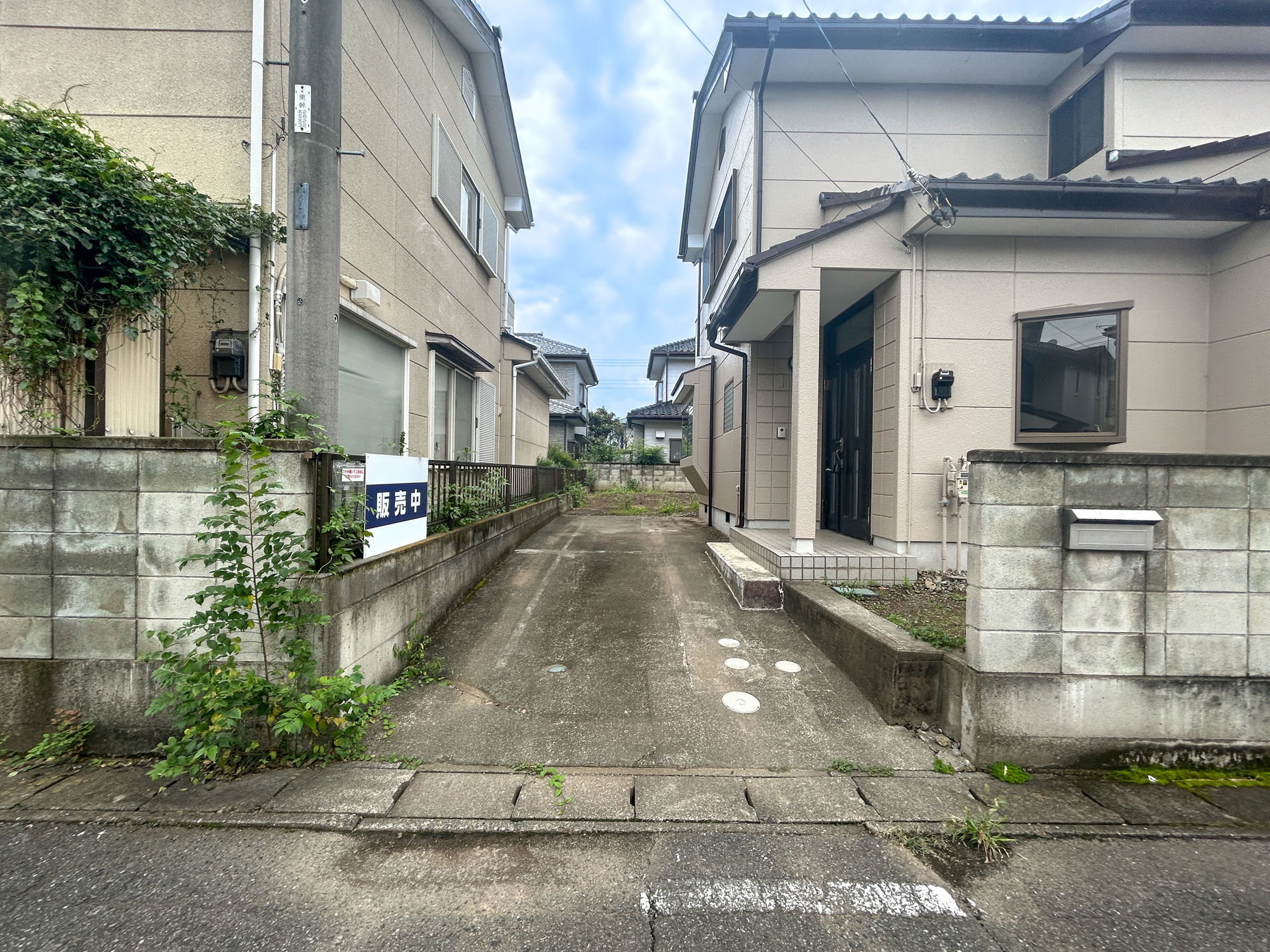 玉村町福島3期　中古住宅の駐車場|駐車場は全面アスファルト施工済みでお手入れ不要です(^^♪