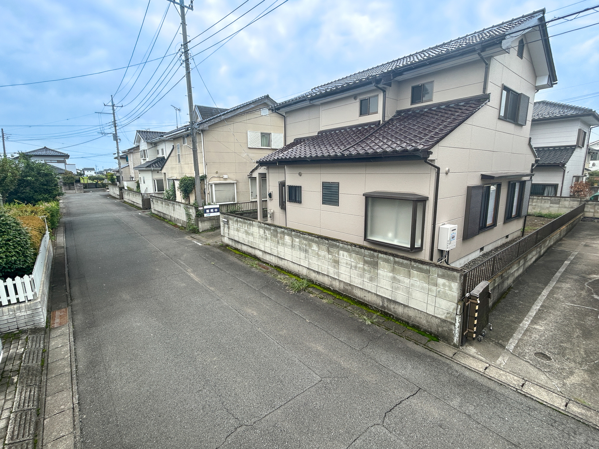 玉村町福島3期　中古住宅の前面道路含む現地写真|低層の一戸建てを中心とした街並みが整然と続き、周辺は高い建物が建っていないので、採光や開放性に恵まれ、空が広く緑の多い閑静な趣を感じる環境です。

