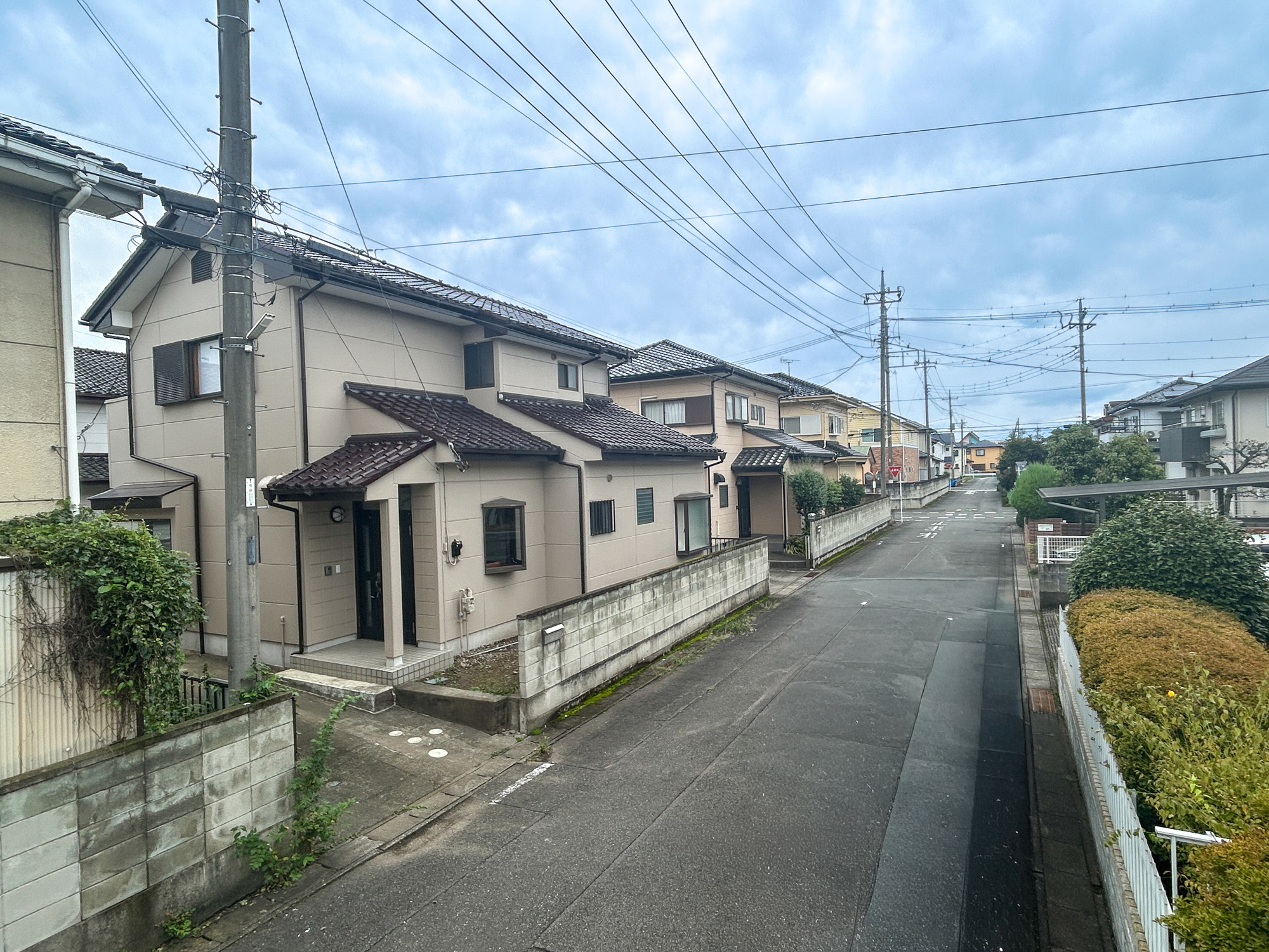 玉村町福島3期　中古住宅の前面道路含む現地写真|閑静な住宅地で子育て家族にピッタリ。毎日のお散歩も快適な緑に恵まれたエリアで、自然に包まれた穏やかな暮らしを実現するための、ゆとりある住環境が整っています。

