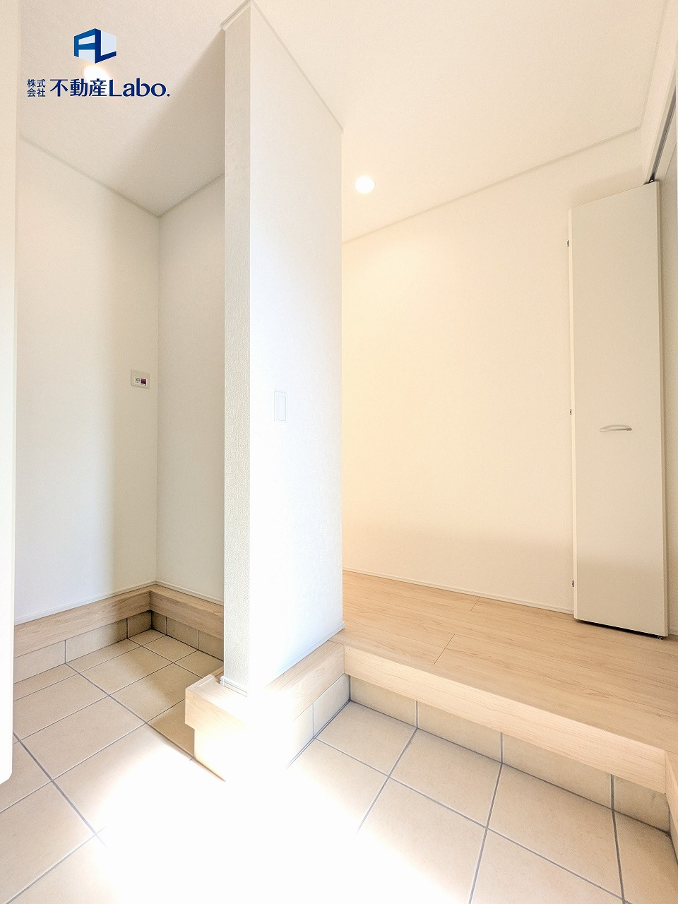 クレイドルガーデン　清水区北矢部町第6　全4棟の玄関|●玄関ホール● 玄関は、住まいの「第一印象」を決める大事な空間。だからこそ広さ、採光、清潔感にこだわった造りとなっております♪ シューズボックスは大容量となっており実用性を兼ねそろえた玄関♪