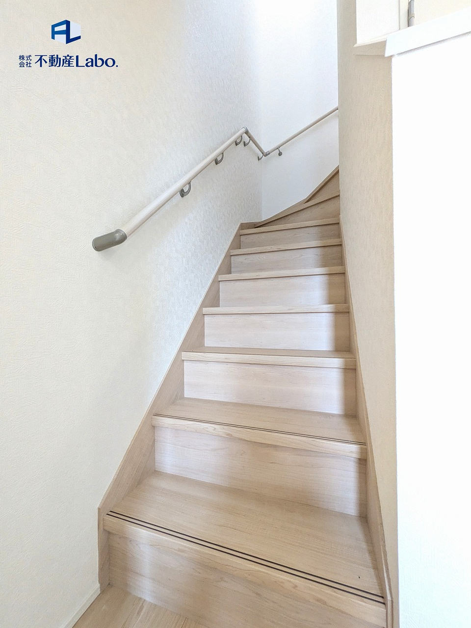 クレイドルガーデン　清水区北矢部町第6　全4棟のその他|●階段● 階段には手すりが付いており、小さなお子様から高齢の方まで上り下りしやすくなっております。