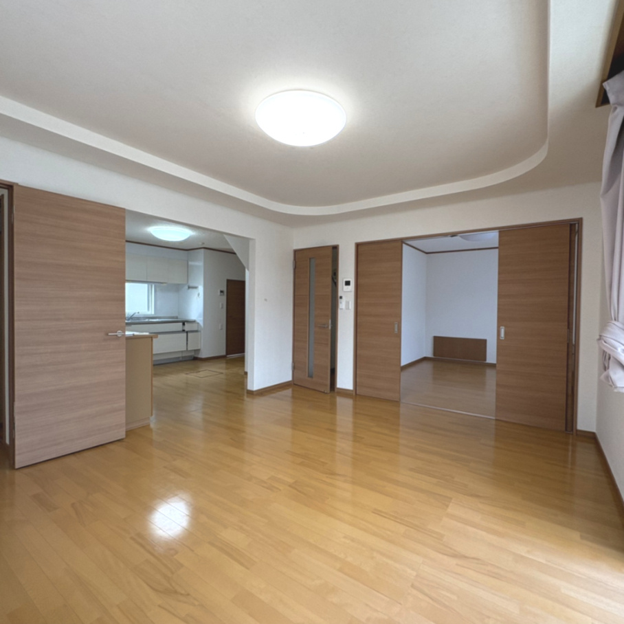 室蘭市白鳥台5丁目33-6　中古住宅の居間・リビング