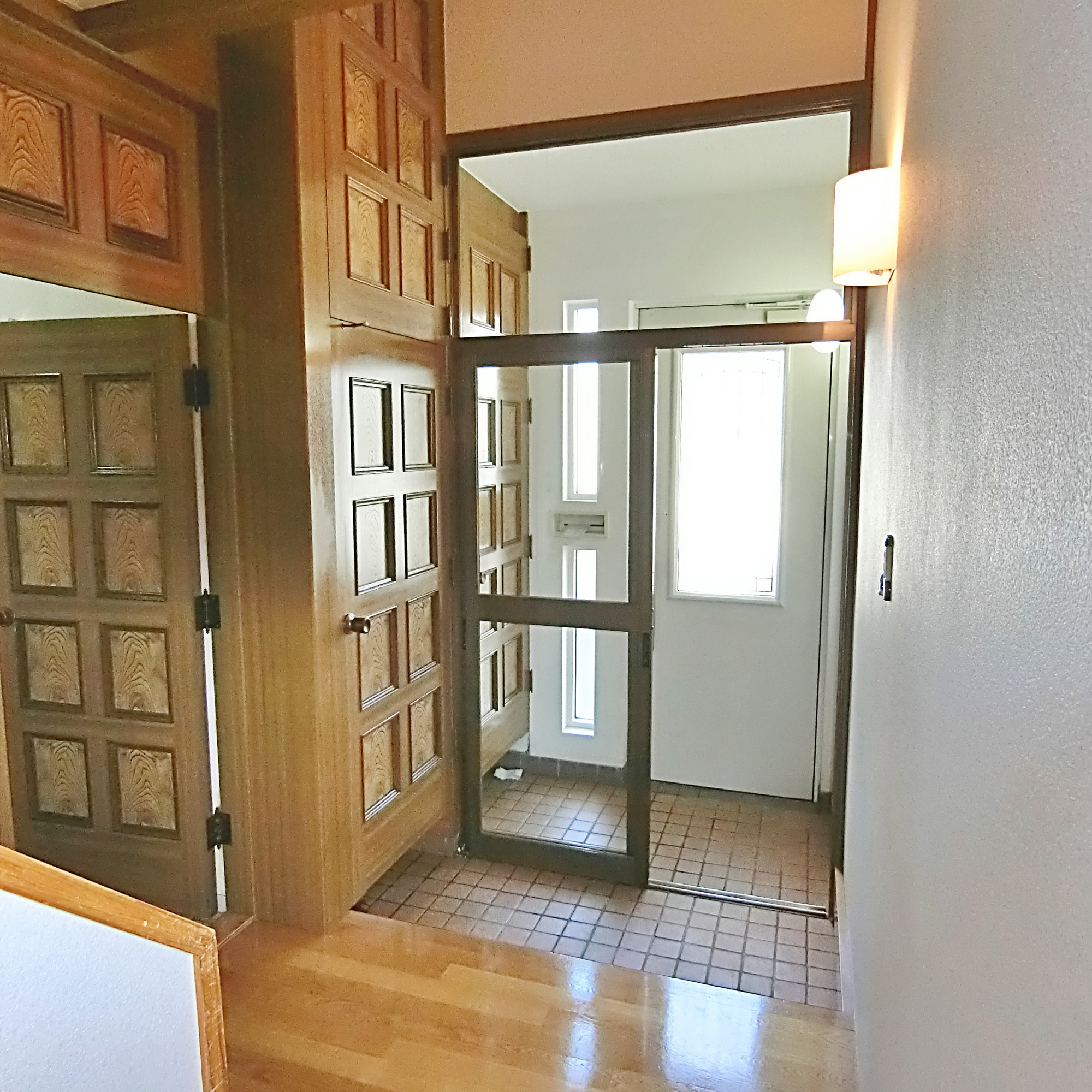 登別市若草町2丁目12-5　中古住宅の玄関