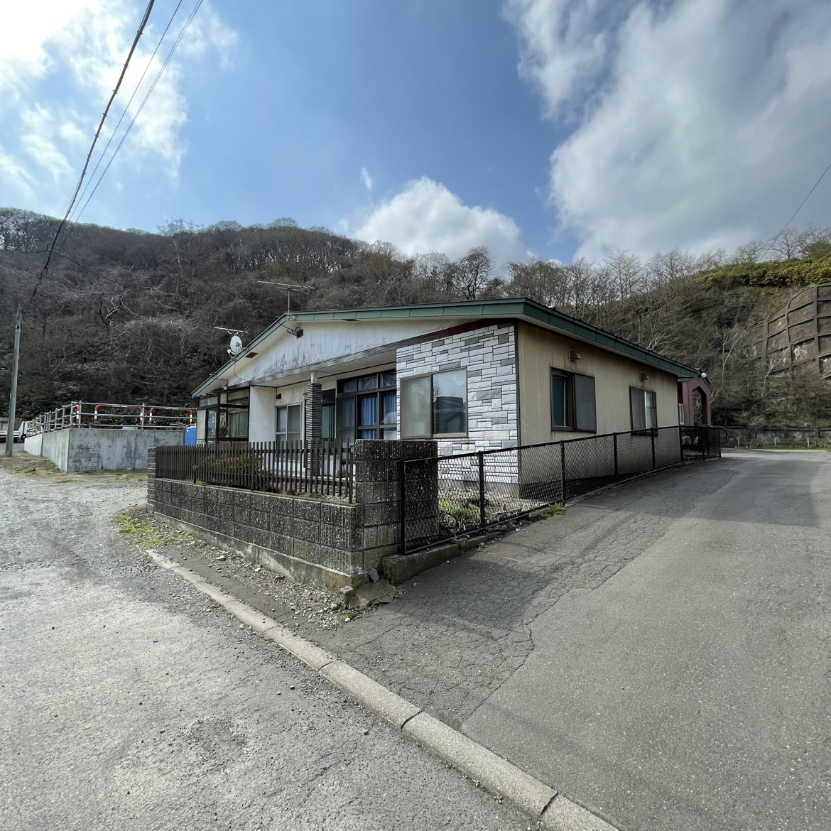 室蘭市港南町1丁目13-7　長屋収益住宅の前面道路含む現地写真