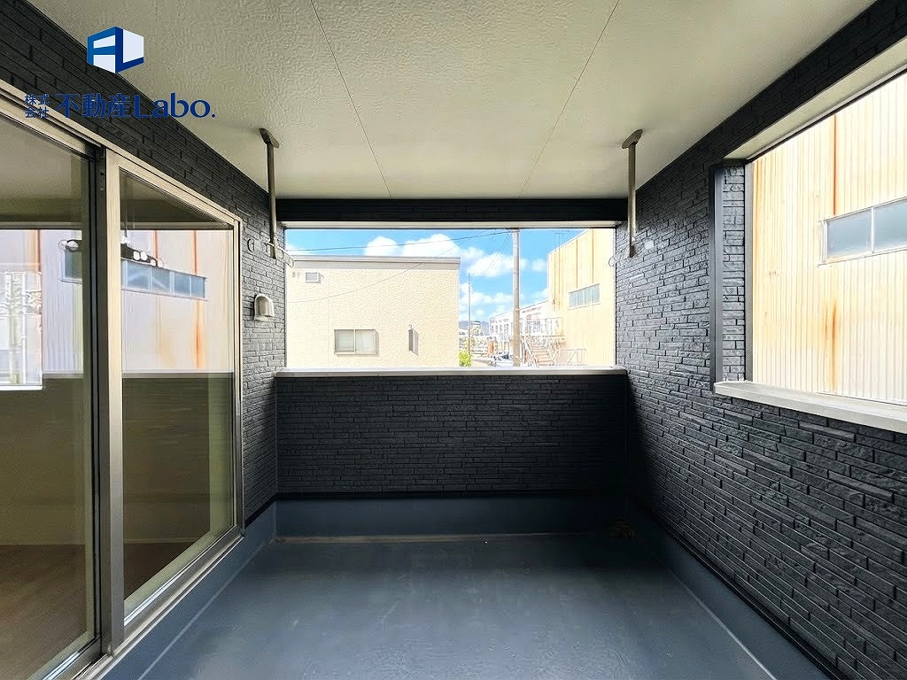 クレイドルガーデン　沼津市三枚橋第1　新築分譲住宅　全1棟のバルコニー|●インナーバルコニー● 屋根付きのインナーバルコニーは、急な雨が降ってしまっても安心♪