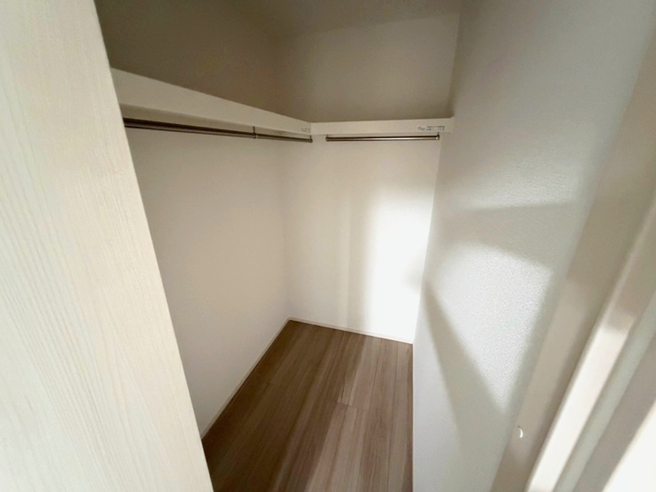 ウォークインクローゼット　2本のハンガーパイプはご夫婦それぞれ季節ごと等分けてご利用いただけます。
