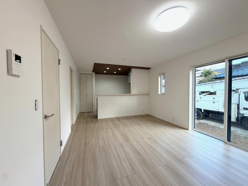 書斎コーナー　リモートワークや趣味のお部屋はもちろん納戸としてもお使いいただけます。季節物家電やスーツケースなど大型の荷物も収納出来ます。