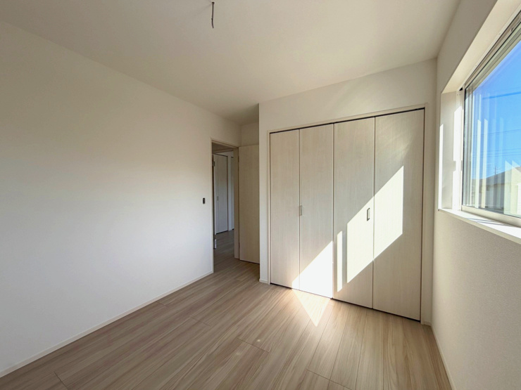 【設備画像：クリアネット網戸】外の景色がクリアに見える網戸。細かい網目と細い糸で、防虫性に優れています。糸と糸の交差部を融着する技術により、ほこりがすき間に入りにくく、眺望性を保ちます。