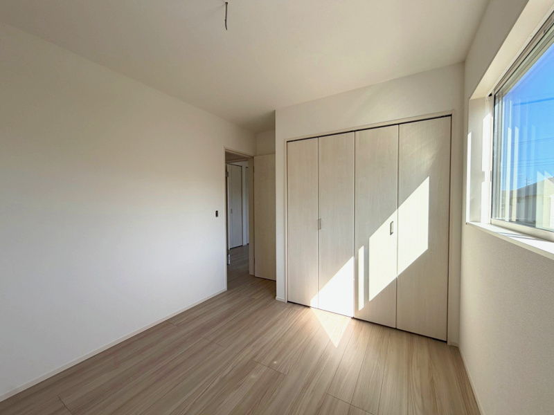 【設備画像：クリアネット網戸】外の景色がクリアに見える網戸。細かい網目と細い糸で、防虫性に優れています。糸と糸の交差部を融着する技術により、ほこりがすき間に入りにくく、眺望性を保ちます。