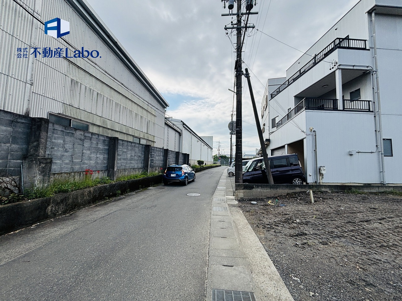 クレイドルガーデン　静岡市駿河区丸子新田　第4　全2棟の前面道路含む現地写真|リビングが広々とした間取りで、インナーバルコニーもあります。
