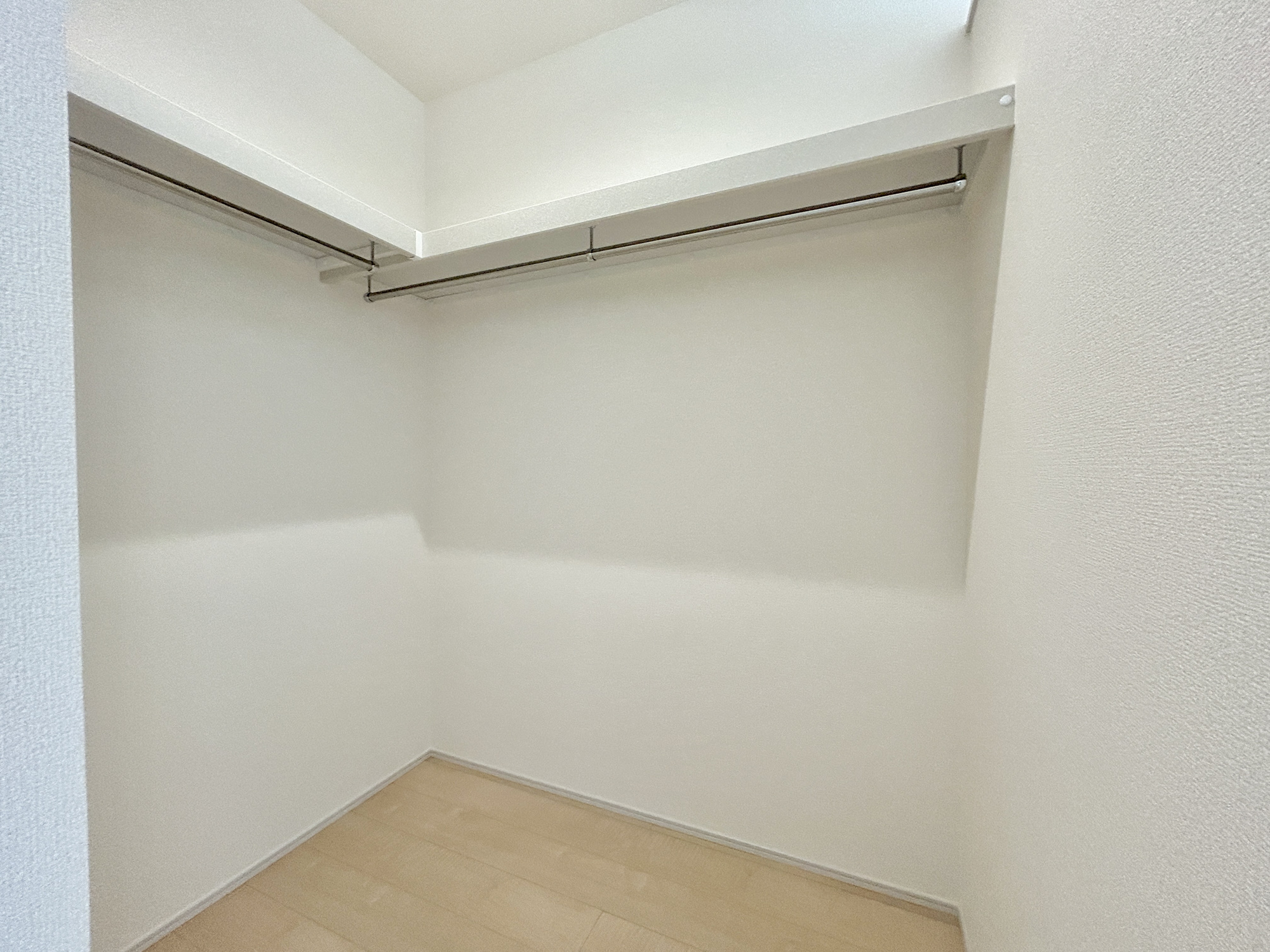 高崎市新町第8　新築住宅全9棟の収納|洋服はもちろん、お子様との思い出もたっぷりしまえるウォークインクローゼット。お子様の成長と共に増えていく荷物も楽々しまえる収納力！