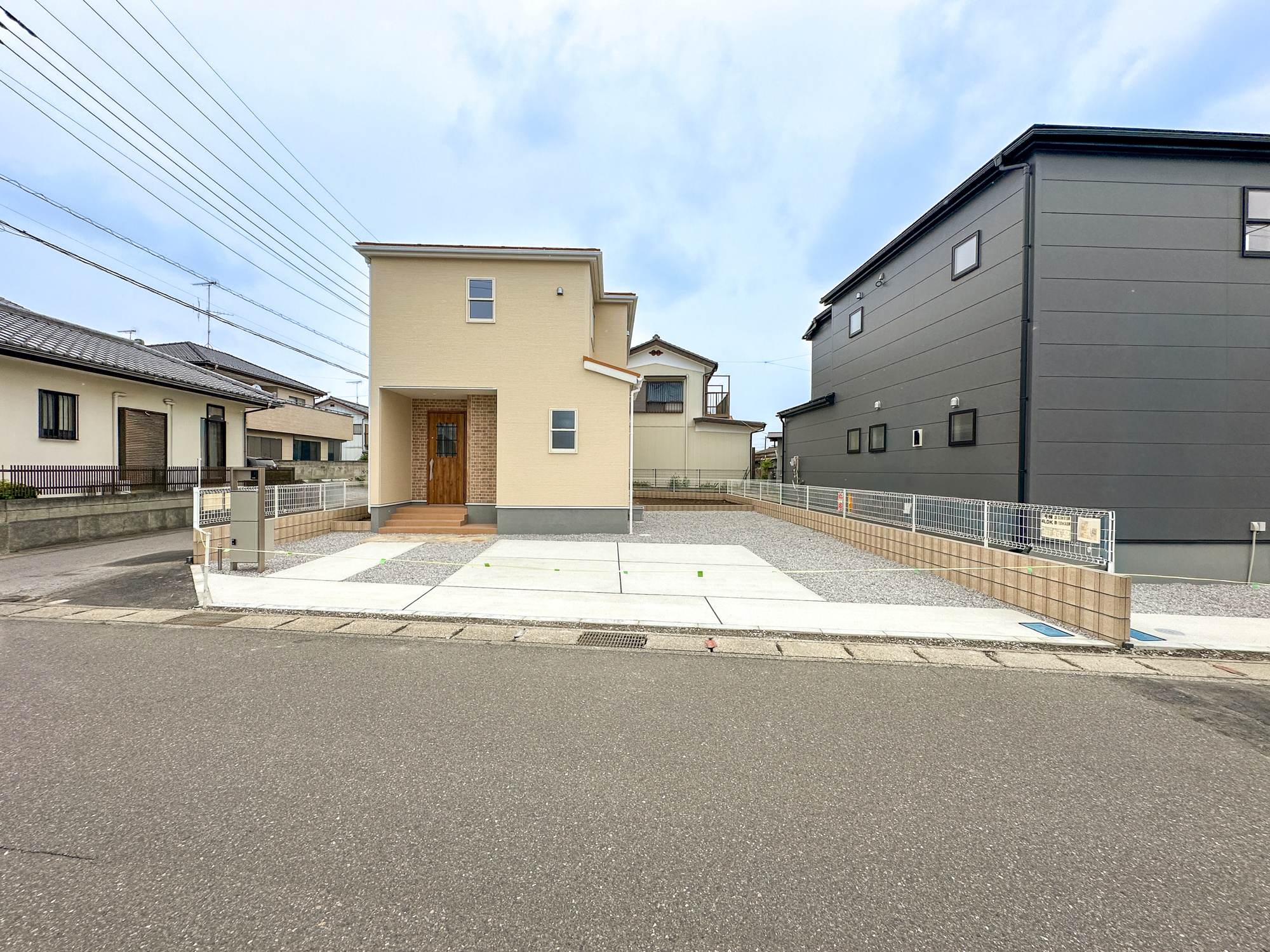 第５栃木市岩舟町静和　新築住宅全２棟の駐車場|車庫土間施工、駐車2台可能です(^^♪